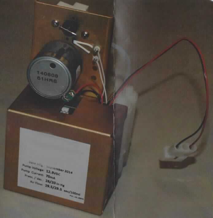 Sog. Ozonsonde in Form einer Warenzusammenstellung in Aufmachung für den Einzelverkauf bestehend aus einem in Bezug auf die Verwendung charakterbestimmenden Messgerät, einer Batterie für die Pumpe, einer Probenröhre und einer sog. Flugbox aus Kunststoff (191 x 191 x 254 mm) in einer gemeinsamen Verpackung. Die "Ozonsonde" (76 x 79 x 133 mm) besteht im Wesentlichen aus einem Metallrahmen mit einer elektrochemischen Messzelle, einer motorbetriebenen Probenpumpe, einer Elektronikbox, einer Lufteinlassröhre sowie zwei Anschlusskabeln (siehe Abbildung in der Anlage). Sie dient der Bestimmung der Ozonkonzentration in der Luft.
Die "Ozonsonde" wird mit anderen Teilen wie einer meteorologischen Radiosonde, einem Ballon und einem Fallschirm (alle nicht Gegenstand dieser vZTA) zusammengefügt und stellt dann ein meteorologisches Messinstrument dar.
Die Ware wird als "elektronisches Gerät für physikalische oder chemische Untersuchungen von Gasen oder Rauch" eingereiht.