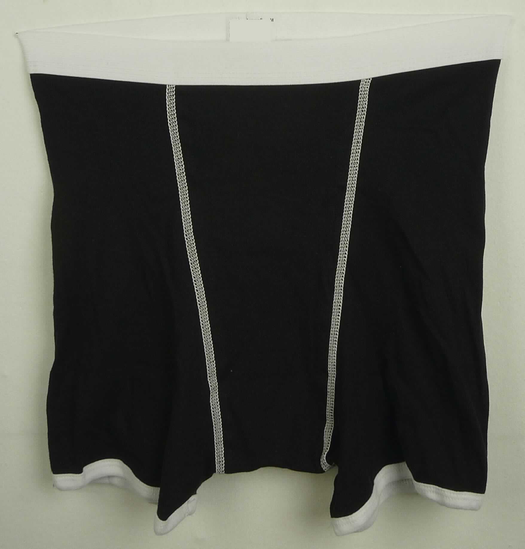 Unterhose, Art. 4443, Größe M, Foto siehe Anlage,
- in einem Polybeutel mit bedrucktem Pappeinleger verpackt,
- aus ca. 0,6 mm dicken, einfarbigen Gewirken aus laut Antrag 100 % Baumwolle, 
- in der Taille abschließend; mit einem ca. 3 cm breiten, elastischen Taillenbund aus Geweben aus Spinnstoffen,
- ohne Eingriff, ohne Öffnung und ohne Verschluss,
- aufgrund des Schnitts eindeutig als Männerkleidung erkennbar,
- mit kurzen Hosenbeinen; an den Beinabschlüssen mit kontrastfarbenen Randeinfassungen aus Gewirken aus 
  Spinnstoffen versehen.

"Unterhose, aus Gewirken, für Männer, aus Baumwolle"