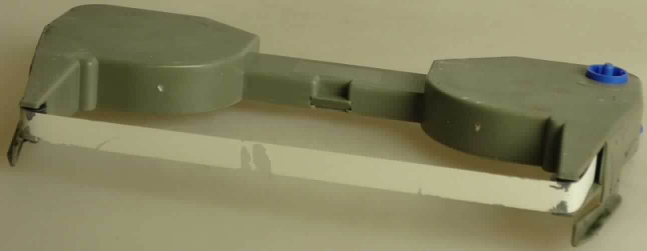 Farbband (Breite 0,8 cm) aus Kunststoff, mit weißen Farbpigmenten für Abdrucke präpariert,
in Kassettenform (L x B x D = 15,8 x 8,5 x 1,3 cm), sog. Cover - Up - Tape, Gr. 175, IBM
6746, zur Verwendung in Schreibmaschinen als Korrekturband.
Die Farbbandkassette ist in einem Pappkarton verpackt.

Diese Ware ist als "Band für Schreibmaschinen und ähnliche Bänder, mit Tinte oder anders
für Abdrucke präpariert, auch auf Spulen oder in Kassetten, aus Chemiefasern, mit einer
Breite von weniger als 30 mm, dauerhaft in Kunststoff- oder Metallkassetten eingeschlossen, 
von der in automatischen Schreibmaschinen, automatischen Datenverarbeitungsmaschinen
und anderen Maschinen verwendeten Art" einzureihen.