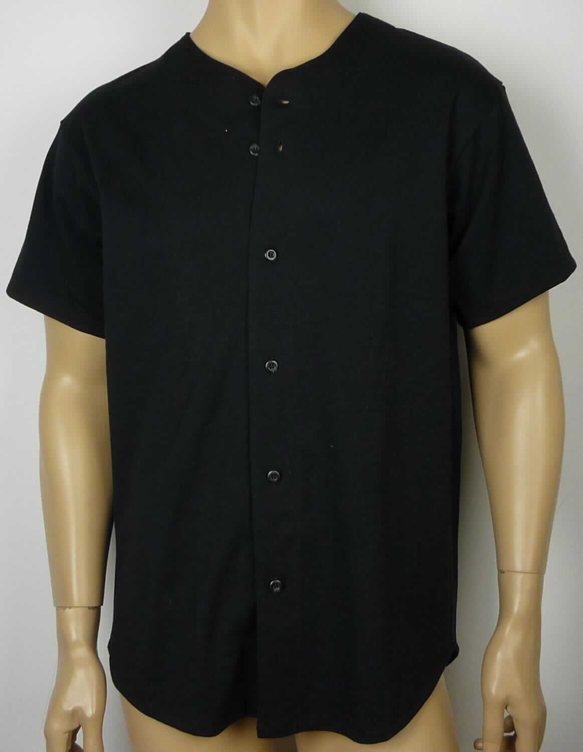 Hemd, sog. Strick Button-Up Hemd für Männer, Art. 1403, Größe M, Foto siehe Anlage,
- aus ca. 0,8 mm dicken, einfarbigen Gewirken aus laut Antrag 50 % Baumwolle und 50 % Polyester 
  (synthetische Chemiefasern),
- mit durchschnittlich mehr als 10 Maschen je linearen Zentimeter in jeder Richtung,
- über den Schritt reichend (Rückenlänge: ca. 76 cm),
- mit einem V-förmigen Ausschnitt,
- vorn mit einer durchgehenden Öffnung mit Knopfverschluss von links über rechts (Männerkleidung),
- mit kurzen Ärmeln,
- am unteren Rand abgerundet gearbeitet und durch Umschlagen und Festnähen gesäumt.

"Hemd, aus Gewirken, für Männer, aus synthetischen Chemiefasern"
