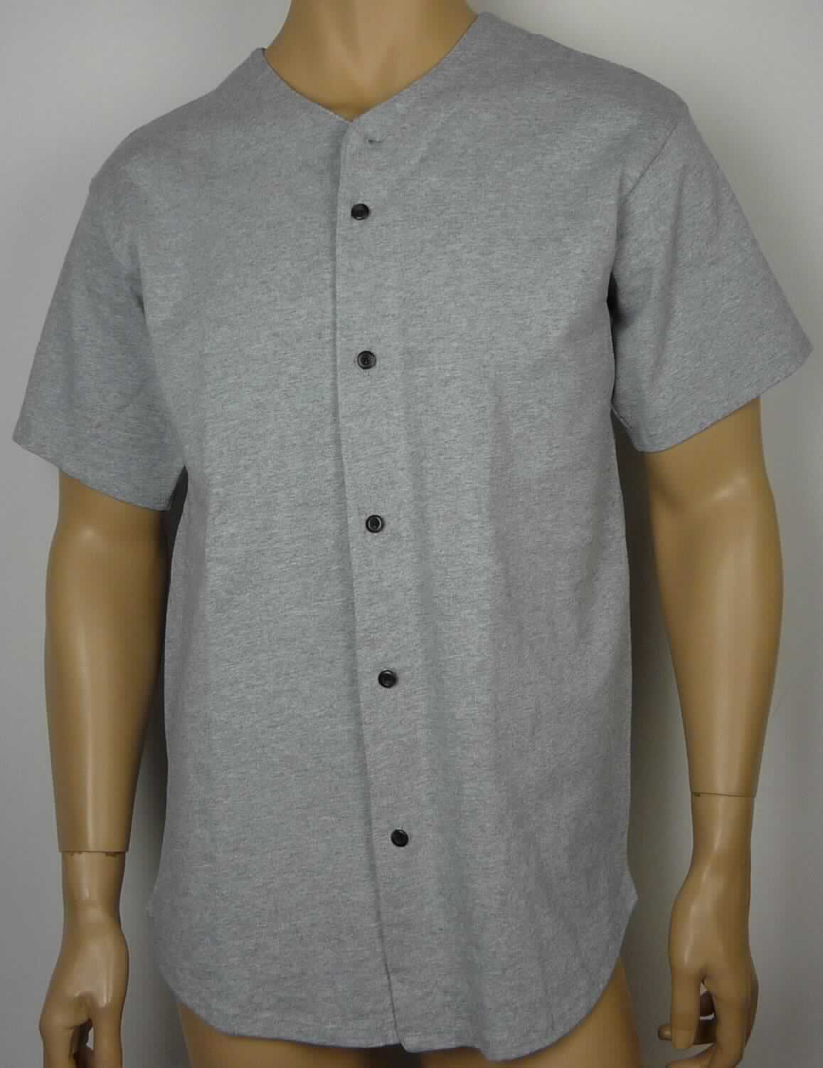 Hemd, sog. Strick Button-Up Hemd für Männer, Art. 1403, Größe M, Foto siehe Anlage,
- aus ca. 0,8 mm dicken, buntgewirkten Gewirken (melierte Garne) aus laut Antrag 90 % Baumwolle und 
  10 % Polyester (synthetische Chemiefasern),
- mit durchschnittlich mehr als 10 Maschen je linearen Zentimeter in jeder Richtung,
- über den Schritt reichend (Rückenlänge: ca. 76 cm),
- mit einem V-förmigen Ausschnitt,
- vorn mit einer durchgehenden Öffnung mit Knopfverschluss von links über rechts (Männerkleidung),
- mit kurzen Ärmeln,
- am unteren Rand abgerundet gearbeitet und durch Umschlagen und Festnähen gesäumt.

"Hemd, aus Gewirken, für Männer, aus synthetischen Baumwolle"