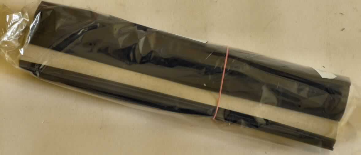 Farbband sog. Thermotransferband, Rollenmaß: B = 21,7cm,  L= 72 m, bestehend aus einer
Kunststofffolie auf zwei Papprollen zum Ab- und Aufrollen des Bandes, die einseitig mit einer
schwarzen Beschichtung präpariert ist, um mittels Thermoverfahren durch Ablösen der
Farbpigmente aus der Beschichtung einen Abdruck zu hinterlassen. Das Farbband soll
speziell für Faxgeräte verwendet werden und ist in Kunststofffolie verpackt.

Diese Ware ist als "Band für Schreibmaschinen und ähnliche Bänder, mit Tinte oder anders
für Abdrucke präpariert, auch auf Spulen oder in Kassetten, aus Kunststoff, einfarbig"
einzureihen.