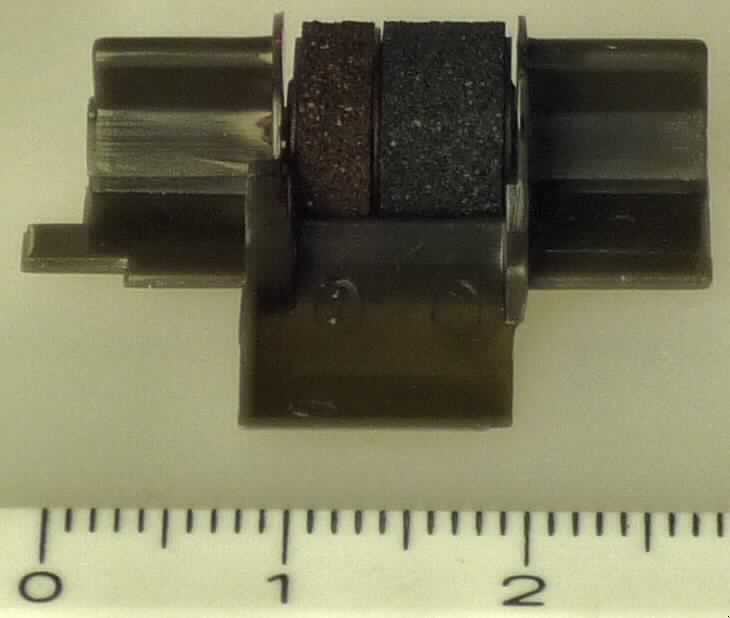 Farbrolle aus Polyurethan - Schaumstoff , sog. Epson IR40T B/R (Durchmesser 8 mm), mit
Tinte getränkt, in einer speziell ausgeformten Kunststoffhalterung zur Verwendung als
Stempelkissen in Rechenmaschinen.
Die Farbrolle ist auf einer bedruckten Pappkarte aufgeblistert und für den Einzelverkauf
aufgemacht.

Diese Ware ist als "Stempelkissen" einzureihen.