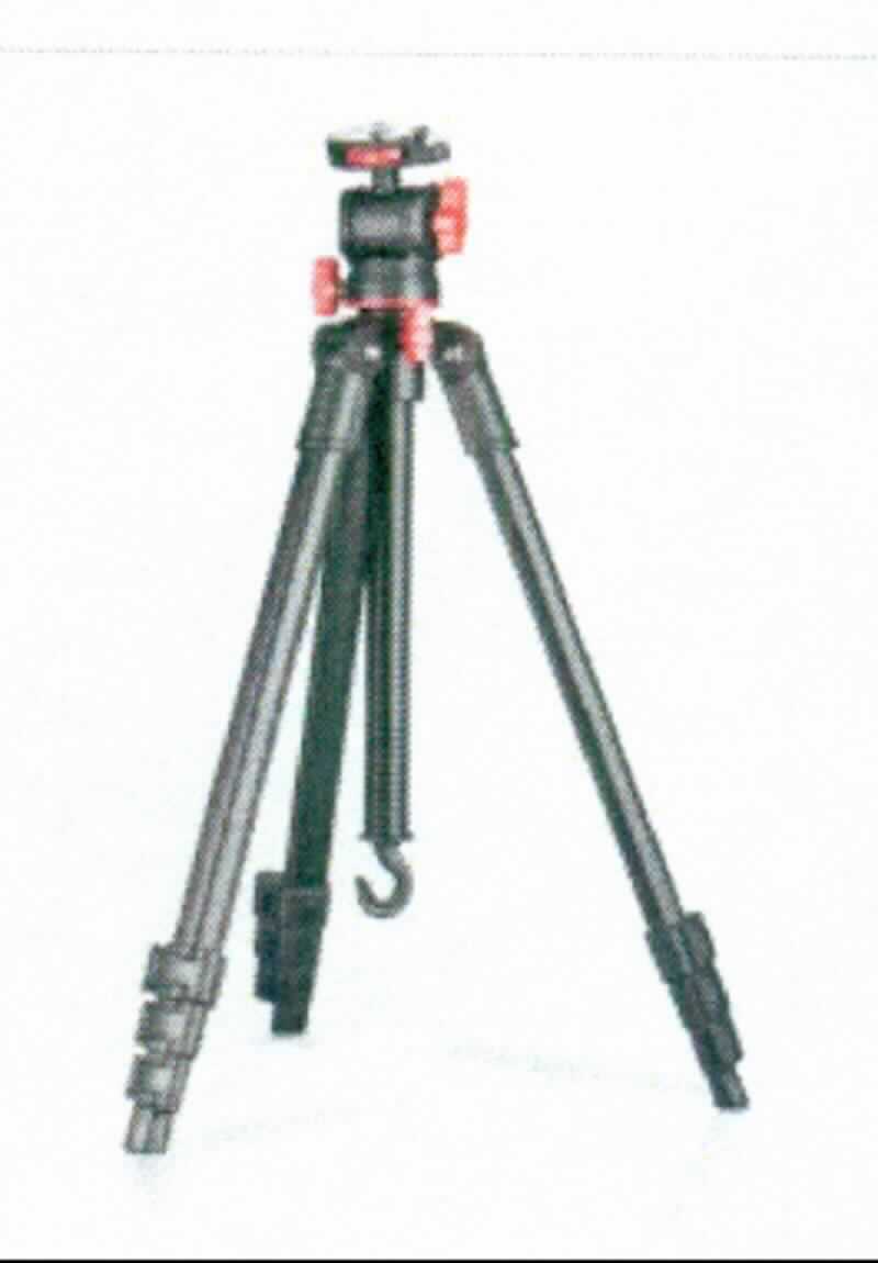 Sog. "Fotostativ Alu, Art. 18564", im Wesentlichen bestehend aus einem ausziehbaren Stativ (von 43,0 cm bis zu 126,0 cm) aus unedlem Metall (Aluminium) und einem um 360° drehbaren und um 90° neigbaren Stativkopf, welcher mit einer Libelle zur präzisen Ausrichtung ausgestattet ist. Der Stativkopf verfügt über zwei Drehgelenke, deren Neigungs- bzw. Drehwinkel jeweils mit einer Fixierschraube arretiert werden kann. Über ein 1/4 Zoll Gewinde wird der Stativkopf auf dem Stativ befestigt. Dieses baut sich durch drei rohrartige, zusammenklappbare Alu-Teleskopbeine (mittels Fixierschraube arretierbar), welche an einer Muffe befestigt sind, auf. Die Beine sind jeweils mit drei Schnellspannklemmen versehen, wodurch sie sich in der Höhe variabel aufstellen lassen. Eine Mittelsäule bietet zusätzliche Höhenverstellbarkeit. Unterhalb der Mittelsäule ist ein federnd gelagerter Beschwerungshaken angebracht, an dem Gewichte aufgehangen werden können, um das Stativ zu stabilsieren. 

Äußere Form: siehe Abbildung in der Anlage.

Die Ware wird als "Zubehör, erkennbar hauptsächlich für Fotoapparate bestimmt" eingereiht.