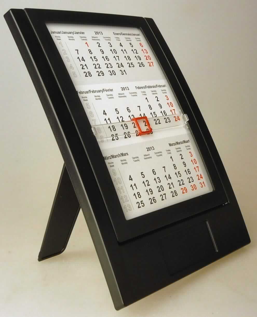 Bei der als "Desk Kalender" bezeichneten Ware handelt es sich nach dem zur Veranschaulichung vorgelegten Warenmuster um einen etwa 12 x 17 cm großen Tischkalender, bestehend aus einem Kunststoffgehäuse mit ausklappbarem Standfuß und integriertem Datumsschieber und vier darin eingelegten beidseitig jeweils mit Dreimonatskalendarien (fortlaufend) der Jahre 2013 und 2014 bedruckten Papierblättern. Die einzelnen Blätter können herausgenommen, gewendet und ausgetauscht werden. Der Kalender ist in einen klarsichtigen Kunsstofffolienbeutel eingesteckt und in einem Pappkarton verpackt.

Abbildung siehe Anlage.

Derartige Waren gehören als "Kalender aller Art, bedruckt" zur Codenummer 4910 0000 00 0 des Zolltarifs.