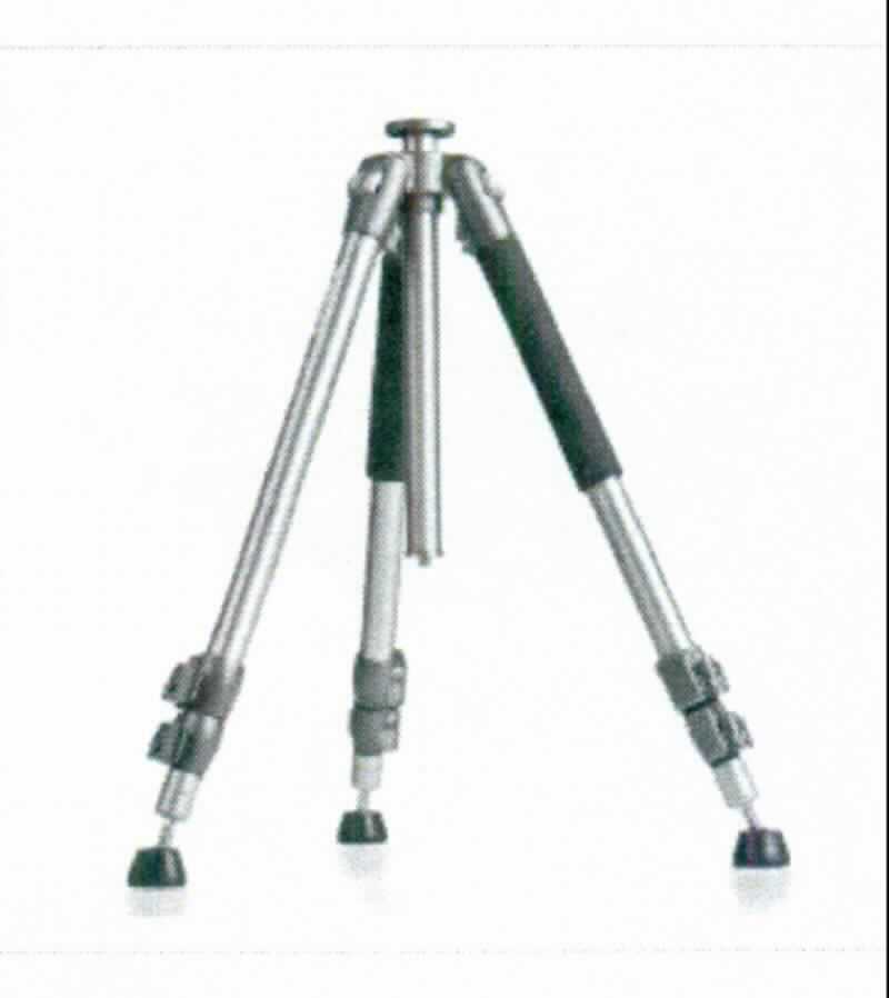 Sog. "Fotostativ Alu, Art. 20080", im Wesentlichen bestehend aus einem dreibeinigen Ständer aus Aluminium, der mit einer drehbaren Mittelsäule ausgestattet ist. Durch drei Schnellspannhebel an den Beinen kann das Stativ von 60,0 auf bis zu 156,0 cm Höhe ausgezogen werden. Zwei Beine sind jeweils mit einer Moosgummiummantelung versehen.
Über drei Klickverschlüsse lassen sich die Beine auseinander- oder zusammenklappen; die jeweiligen Positionen der Beine, können mittels einer Fixierschraube arretiert werden. An den Beinenden befinden sich zudem sog. Spikes mit einem Kugelgelenk, die für zusätzlichen Halt sorgen. Die Mittelsäule ist mit einem Teller und einem Gewinde so ausgestattet, dass ein Kopf oder ein Neiger aufgenommen werden kann.

Äußere Form: siehe Abbildung in der Anlage

Die Ware wird als "Zubehör, erkennbar hauptsächlich für Fotoapparate bestimmt" eingereiht.