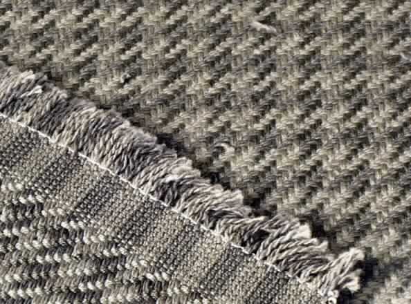 Gewebe, sog. Möbelbezugsstoff Brasil, Foto siehe Anlage,
- als Meterware, mit einer Breite von laut Antrag 142 cm,
- laut Untersuchungsergebnis:
-- buntgewebtes Gewebe in vierbindiger Köperbindung,
--- mit Kettgarnen aus Polyester-Spinnfasern,
--- mit Schussgarnen aus Baumwolle,
--- die Antragsangaben von 45 GHT Polyester und 55 GHT Baumwolle können als zutreffend angesehen werden,
-- nicht auf Handwebstühlen hergestellt,
-- kein Denimgewebe,
- mit einem Quadratmetergewicht von lt. Antrag 406 g,

"Gewebe aus Baumwolle, mit einem Anteil an Baumwolle von weniger als 85 GHT, ausschließlich mit Chemiefasern gemischt, mit einem Quadratmetergewicht von mehr als 200 g, buntgewebt, kein Denim, in 4-bindigem Köper, nicht auf Handwebstühlen hergestellt"