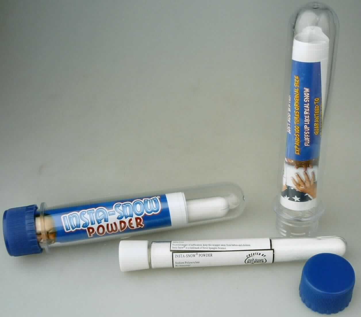 Angaben des Antragstellers:
Kunstschnee
Der Artikel besteht aus vier Kunststoffröhrchen: zwei leere und zwei mit "Schneepulver" (Sodium Polyacrylate - Granulat).

Untersuchungsergebnisse an Warenmustern:
Weißes, hartes, feines Pulver in einem farblosen, transparenten Kunststoffröhrchen mit Klebeetikett (Kennzeichnung (Auszug): "INSTA-SNOW POWDER Sodium Polyacrylate"). Das Röhrchen befindet sich zusammen mit einer Produktinformation in einem weiteren farblosen, transparenten Kunststoffröhrchen mit blauem Schraubdeckel (siehe Abbildung).

Befund:
Es liegt ein Acrylpolymer (Natriumsalz der Poylacrylsäure) in Primärform im Sinne der Position 3906 vor.
Die Kunststoffröhrchen dienen als Verpackung.