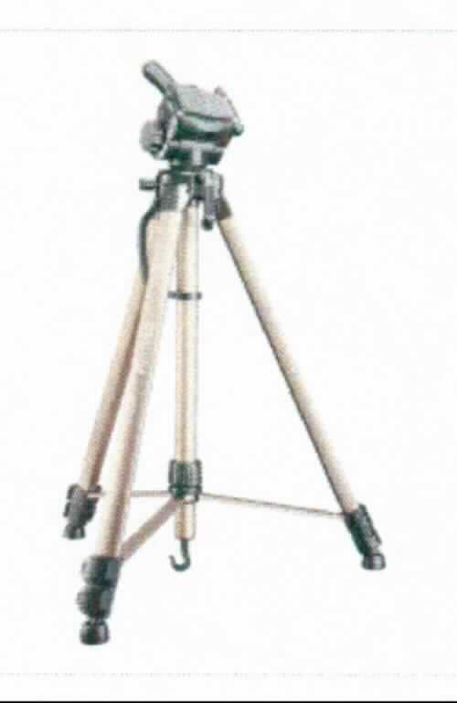 Sog. "Fotostativ Alu, Art. 20082", im Wesentlichen bestehend aus einem dreibeinigen Ständer aus unedlem Metall und einem Neiger. 
Das Stativ baut sich auf drei rohrartigen, dreigliedrigen Leichtmetall-Teleskopbeinen mit jeweils zwei Schnellspannklemmen zur Höhenfixierung auf. Sie sind am unteren Ende mit runden Kunststoffhülsen als Füße versehen. Die Beine sind mittels einer an den oberen Segmenten der Teleskopbeine befestigten Gelenkspinne aus Kunststoff, die an einem Laufrohr mittels Muffe vertikal frei beweglich zusammenführt, in einem festgelegten Ausstellwinkel aufstellbar. Zum Transport werden sie vollständig unterhalb des Stativkopfes zusammengeklappt. Die Schenkel sind an einer Muffe befestigt, durch die eine Mittelsäule mittels Zahnstange und Kurbel mit Zahnrad zusätzliche Höhenverstellbarkeit bietet. In die Muffe ist eine Libelle (Wasserwaage) eingelassen. An der Mittelsäule befinden sich ein Tragegriff aus Kunststoff sowie ein Beschwerungshaken, an dem Gewichte angehängt werden können, um das Stativ zu stabilisieren.

Der Neiger ist fest auf der Mittelstange installiert und besteht aus drei Drehgelenken, die ein dreidimensionales Ausrichten der Kamera ermöglichen. Er ist horizontal um 360° frei drehbar. Die jeweilige Position lässt sich durch eine Handschraube fixieren. Das zweite Gelenk (Neigung) verfügt über einen Handgriff zur Lenkung, welcher schraubbar ist und damit gleichzeitig zur Arretierung dient. Mit dem dritten Gelenk lässt sich die Schnellspannplatte seitwärts gekippt für die Nutzung der Kamera für z.B. Hochkantaufnahmen bis zu  90° aufstellen. Diese Stellung kann mittels einer Handschraube fixiert werden. Zum Ausnivellieren ist seitlich an der Schnellspannplatte eine Wasserwaage eingelassen. In die Schnellspannplatte ist eine Kamerawechselplatte mit einem Außengewinde eingespannt, welche sich per Klickverschluss entnehmen lässt.

Das Stativ mit dem Neiger ist in einer Transporttasche verpackt und dient als Foto- bzw. Videostativ, z.B. für Systemkameras.

äußere Form: siehe Abbildung in der Anlage

Die Ware wird als "Zubehör erkennbar hauptsächlich bestimmt für Fotoapparate" eingereiht.