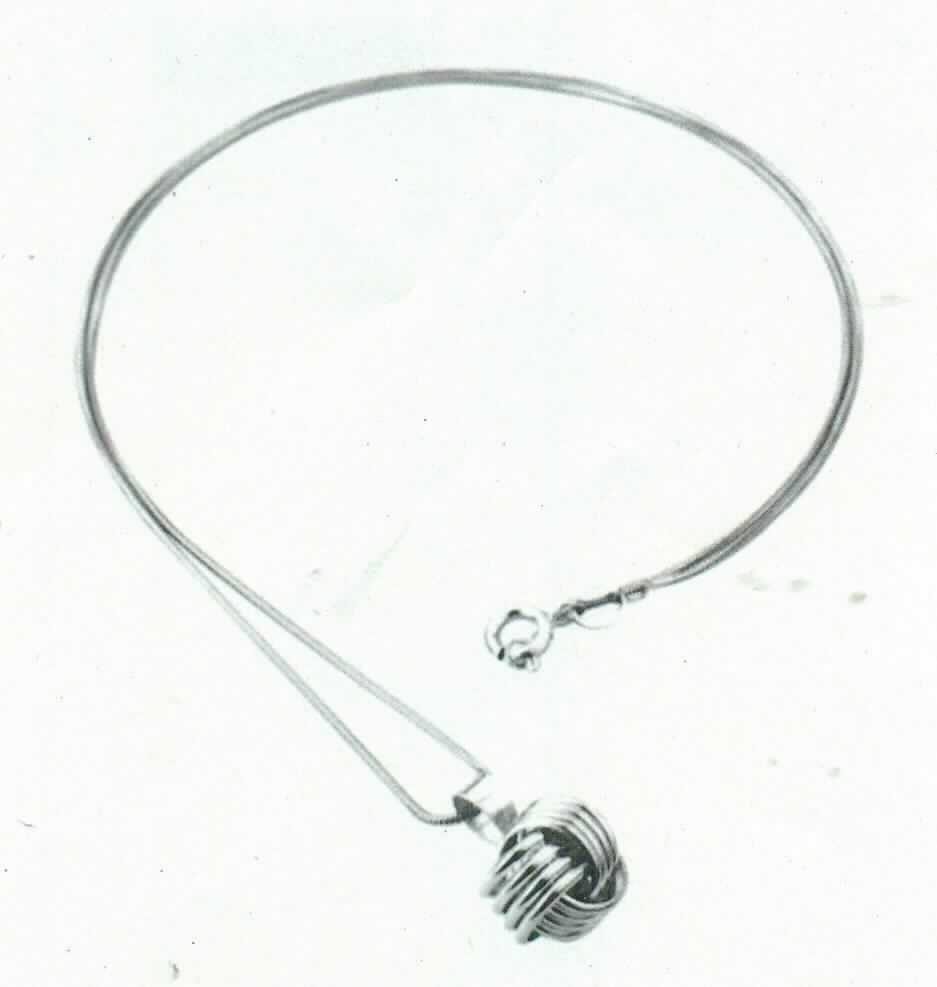 Es handelt sich um aus einer Silberlegierung (925er Sterlingsilber) gefertigten Schmuck in Form von etwa 45 cm langen Halsketten. Die Erzeugnisse bestehen aus einer Gliederkette mit Federringverschluss und einem Anhänger in Form eines annähernd runden Zierknotens (Durchmesser: etwa 11 mm).
Die Erzeugnisse sind in einer Geschenkbox verpackt.
- Antragstellerangaben - 

Abbildung siehe Anlage.

Derartige Erzeugnise gehören als "Schmuckwaren aus Edelmetallen (Silber) zur Codenummer 7113 1100 00 0 des Zolltarifs.
