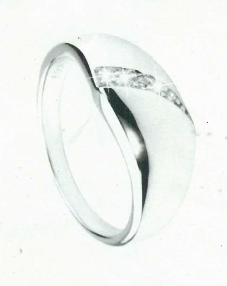 Es handelt sich um aus einer Silberlegierung (925er Sterlingsilber) gefertigte Fingerringe, bestehend aus einer Ringschiene und einer runden Fassung, in die ein geschliffener Schmuckstein (Zirkonia) eingesetzt ist.
Die Erzeugnisse sind in einer Geschenkbox verpackt.
-Antragstellerangaben-

Abbildung siehe Anlage.

Derartige Erzeugnisse gehören als "Schmuckwaren aus Edelmetallen (Silber)" zur Codenummer 7113 1100 00 0 des Zolltarifs.