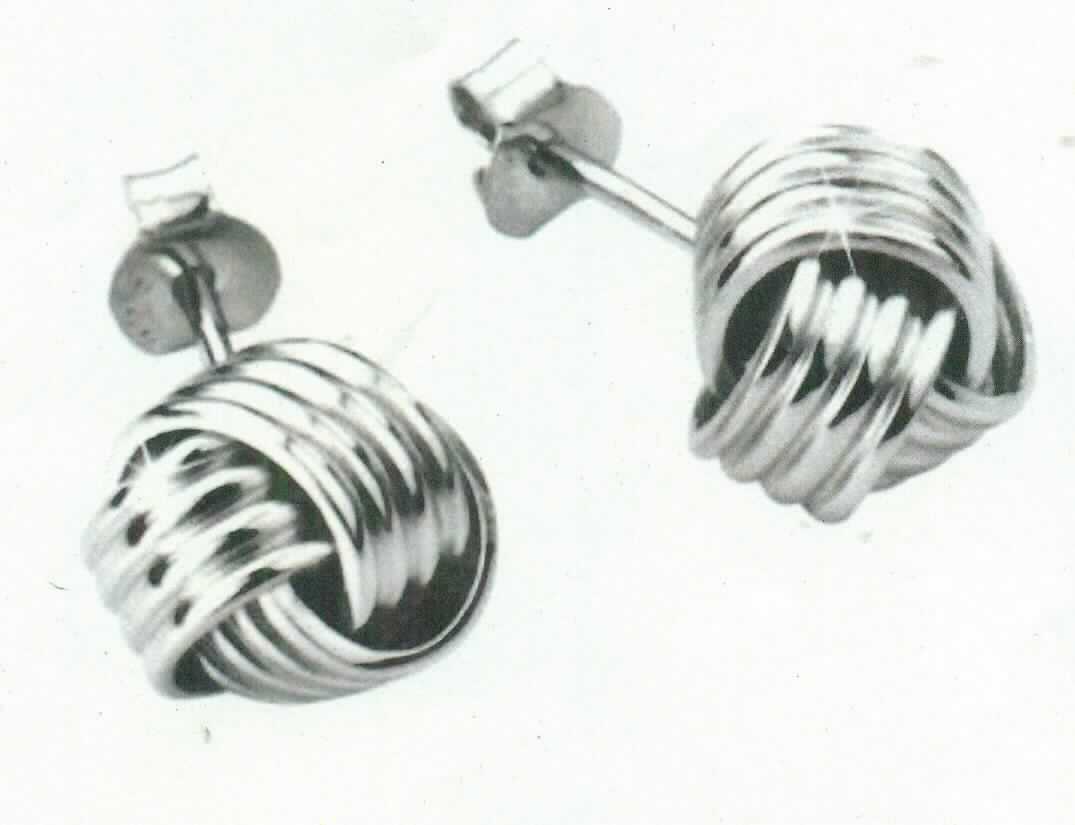 Es handelt sich um aus einer Silberlegierung (925er Sterlingsilber) gefertigten Schmuck in Form von Ohrsteckern. Die Erzeugnisse bestehen aus einem Stift mit Schmetterlingsverschluss und einem an einem Ende des Stiftes angebrachten annähernd runden Zierknoten (Durchmesser: etwa 9 mm).
Die Erzeugnisse sind paarweise in einer Geschenkbox verpackt.
- Antragstellerangaben - 

Abbildung siehe Anlage.

Derartige Erzeugnise gehören als "Schmuckwaren aus Edelmetallen (Silber) zur Codenummer 7113 1100 00 0 des Zolltarifs.