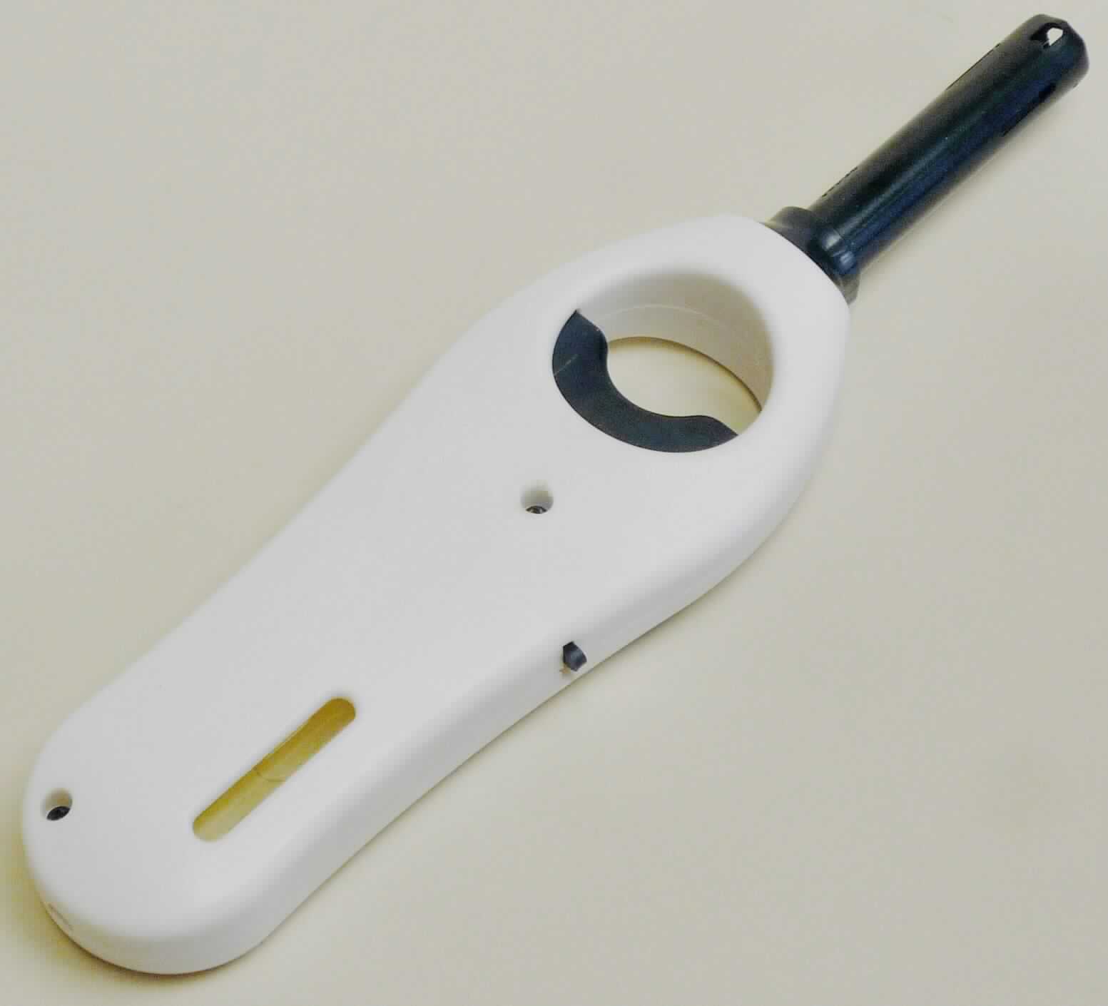 Das gefüllte Stabfeuerzeug ist mit einer Piezo - Zündung, einem Gasmengenanzeiger, einer Kindersicherung und einem Flammenregler ausgestattet. Der Kunststoffkörper des Feuerzeuges ist ca. 13 cm lang, an ihm ist ein ca. 6 cm langer Stab angebracht. Das Feuerzeug ist in einem Pappkarton gesteckt.

Die Ware wird als Feuerzeug, kein Taschenfeuerzeug eingereiht.