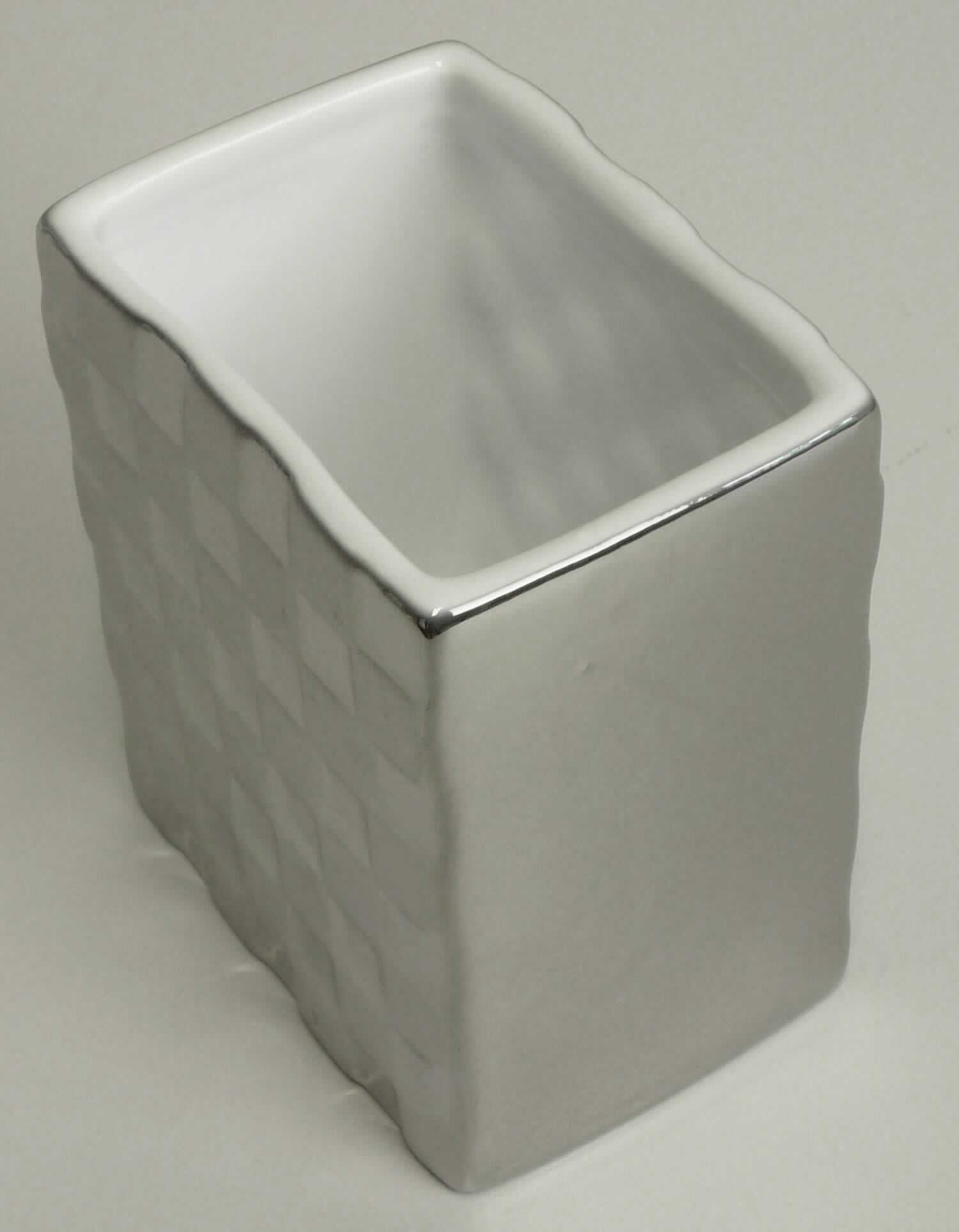 Keramischer Toilettengegenstand, sog. Zahnputzbecher Check, Artikel 5845 124 852, Foto siehe Anlage,
- in Form eines glasierten Bechers; innen weiß, außen silberfarben und auf zwei gegenüberliegenden Seiten
  mit strukturierter Oberfläche,
- in den Abmessungen: ca. 7,5 cm (Breite) x 5,5 cm (Tiefe) x 9 cm (Höhe),
- keramisches Erzeugnis; nach der Formgebung gebrannt; tonmineralhaltiges Material enthaltend, 
- - laut Antrag aus Porzellan,
- zur Verwendung als Zahnputzbecher bestimmt,
- verpackt in einer Luftpolsterfolie und einem Umkarton.

"Toilettengegenstand, aus Porzellan"