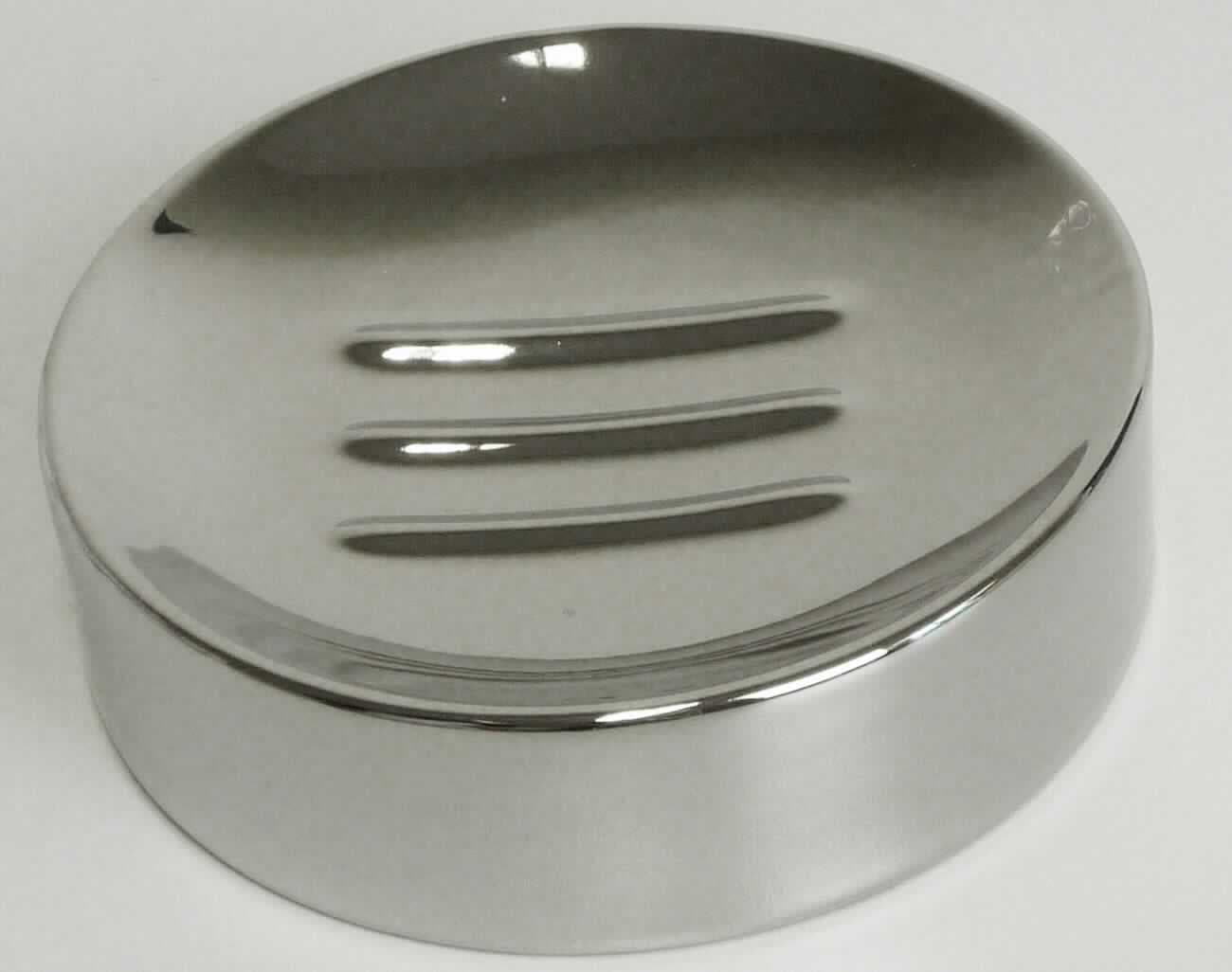 Keramischer Toilettengegenstand, sog. Seifenschale Shine, Artikel 5844 124 853, Foto siehe Anlage,
- in Form einer innen hohlen Seifenschale mit leicht hochgezogenem Rand; außen glasiert, silberfarben und
  auf der Oberseite mit geriffelter Struktur,
- in den Abmessungen: ca. 10 cm (Durchmesser) x 3 cm (Höhe),
- keramisches Erzeugnis; nach der Formgebung gebrannt; tonmineralhaltiges Material enthaltend, 
- - laut Antrag aus Porzellan,
- verpackt in einer Luftpolsterfolie und einem Umkarton.

"Toilettengegenstand, aus Porzellan"
