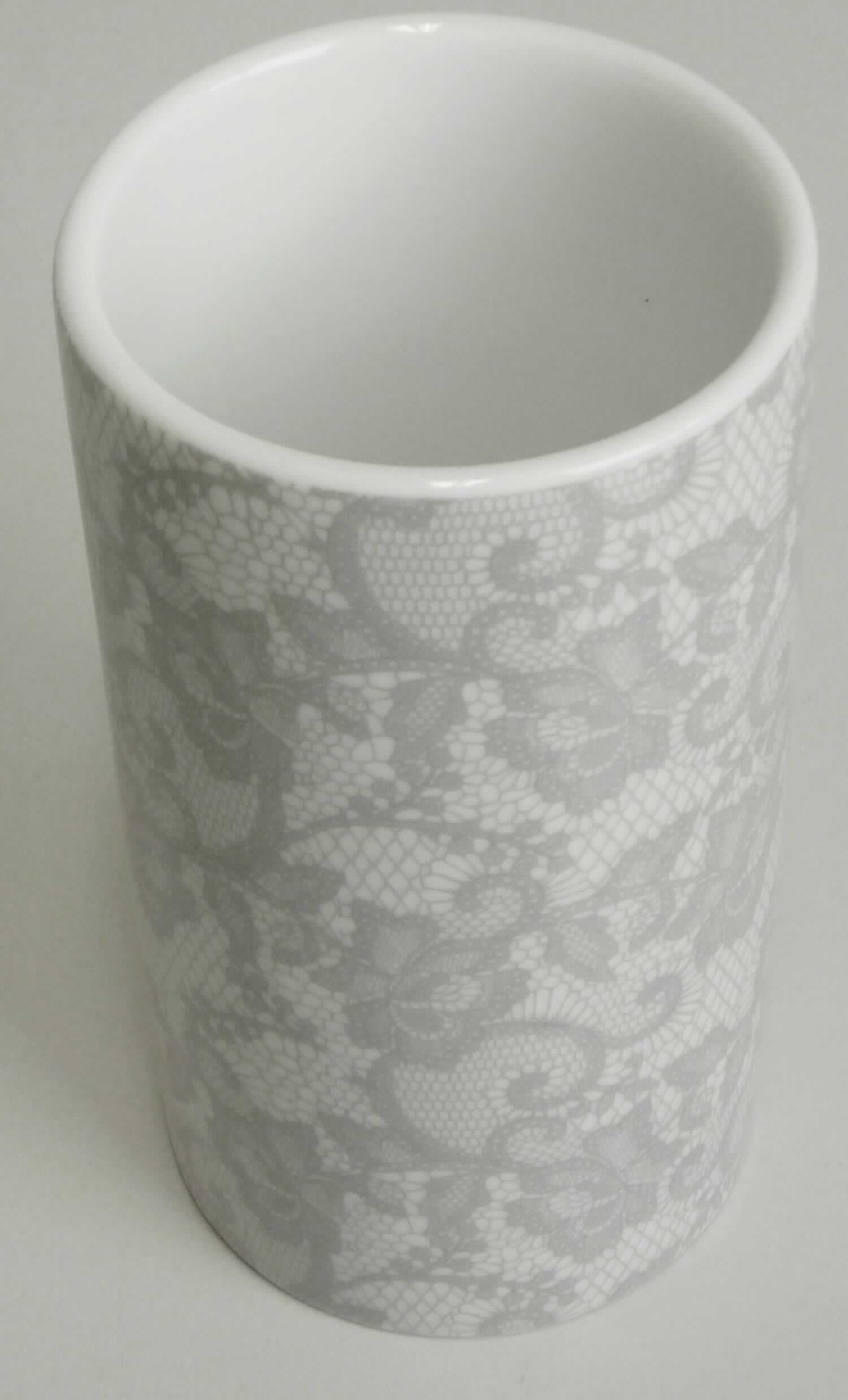 Keramischer Toilettengegenstand, sog. Zahnputzbecher Spitze, Artikel 5848 146 852, Foto siehe Anlage,
- in Form eines glasierten Bechers; innen weiß, außen mit einem floralen "Spitzen"-Motiv bedruckt,
- in den Abmessungen: ca. 6 cm (Durchmesser) x 11,5 cm (Höhe),
- keramisches Erzeugnis; nach der Formgebung gebrannt; tonmineralhaltiges Material enthaltend, 
- - laut Antrag aus Porzellan,
- zur Verwendung als Zahnputzbecher bestimmt,
- verpackt in einer Luftpolsterfolie und einem Umkarton.

"Toilettengegenstand, aus Porzellan"
