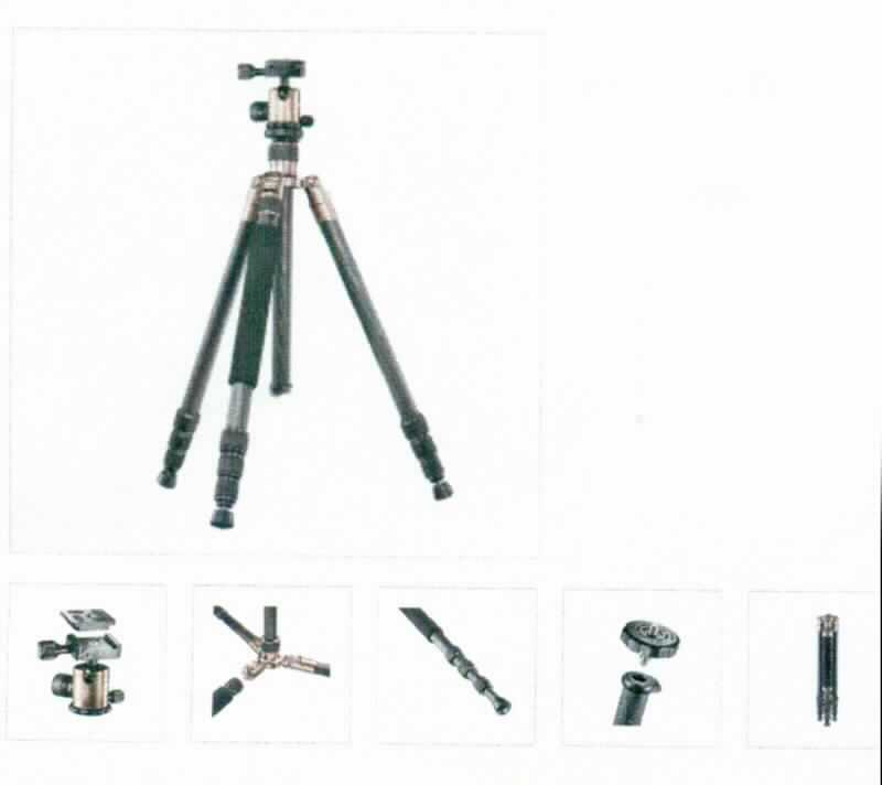 Sog. "Fotostativ Carbon, Art. 17995", im Wesentlichen bestehend aus einem dreibeinigen Ständer aus Carbon mit einer komplett abnehmbaren, reversiblen Mittelsäule sowie einem Kugelkopf mit Schnellwechselplatte, der mit einer genoppten Auflagefläche aus Weichkunststoff versehen ist. Alle metallischen Teile des Stativs sind mit einer speziellen Titanlegierung überzogen.

Der Stativkugelkopf ist mit drei Drehgelenken ausgestattet, die jeweils mit einer Handschraube fixiert werden können und wird auf der Mittelsäule befestigt. Er ist horizontal um 360° frei drehbar und mit einer Skala zur Anzeige des Drehwinkels versehen. Im Mittelteil ermöglicht eine zusätzliche U-Aussparung einen schnellen Wechsel ins Hochformat. Der Kugelkopf endet in einer sog. Panoramaplatte, die zugleich als Aufnahmevorrichtung für eine Schnellspannplatte dient. Das Stativ baut sich auf drei rohrartigen, viergliedrigen Teleskopbeinen auf, von denen eines mit einer Schaumstoffummantelung versehen ist. Durch die vier Beinsegmente mit Schnellverschlüssen lässt sich das Stativ von ca. 43,0 bis zu einer Höhe von ca. 170,0 cm ausziehen und entsprechend arretieren. An den Beinenden sorgen wahlweise Gummifüße oder Spikes für einen sicheren Stand. Die Beine des Stativs können gedreht und reversibel fixiert werden, ein abnehmbares Bein ermöglicht zudem auch die Nutzung als Einbeinstativ. Die Beinwinkel sind um bis zu 180° verstellbar. Zum Transport werden sie vollständig unterhalb des Stativkopfes zusammengeklappt. Die Schenkel sind an einer Muffe befestigt, durch die die Mittelsäule mittels Drehverschluss zur Fixierung zusätzliche Höhenverstellbarkeit bietet. Unterhalb der Mittelsäule ist ein federnd gelagerter Beschwerungshaken angebracht, an dem Gewichte angehängt werden können, um das Stativ zu stabilisieren. Mittels einer Stativschraube mit 3/8 Zoll Gewinde kann die Kamera entweder auf eine Schnellwechselplatte am Kopf oder direkt auf dem Stativ montiert werden.  

Das Stativ (mit einem Eigengewicht von bis zu 1,42 kg mit Kugelkopf und einer max. Traglast von ca. 5 kg), ist in einer Transporttasche verpackt und dient als Foto- bzw. Videostativ, z.B. für Systemkameras.

Äußere Form: siehe Abbildung in der Anlage

Die Ware wird als "Zubehör erkennbar hauptsächlich bestimmt für Fotoapparate" eingereiht.
