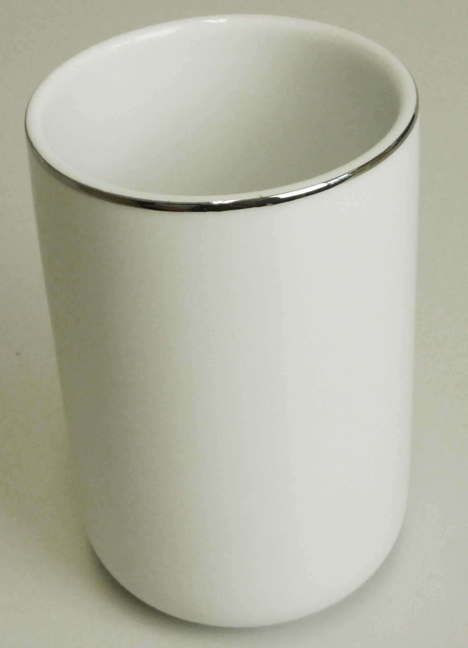 Keramischer Toilettengegenstand, sog. Zahnputzbecher Noblesse, Artikel 5075 127 852, Foto siehe Anlage,
- in Form eines glasierten, weißen Bechers; am oberen Rand mit einem silberfarbenen Streifen, 
- in den Abmessungen: ca. 7,5 cm (Durchmesser) x 11,5 cm (Höhe),
- keramisches Erzeugnis; nach der Formgebung gebrannt; tonmineralhaltiges Material enthaltend, 
- - laut Antrag aus Porzellan,
- zur Verwendung als Zahnputzbecher bestimmt,
- verpackt in einer Luftpolsterfolie und einem Umkarton.

"Toilettengegenstand, aus Porzellan"