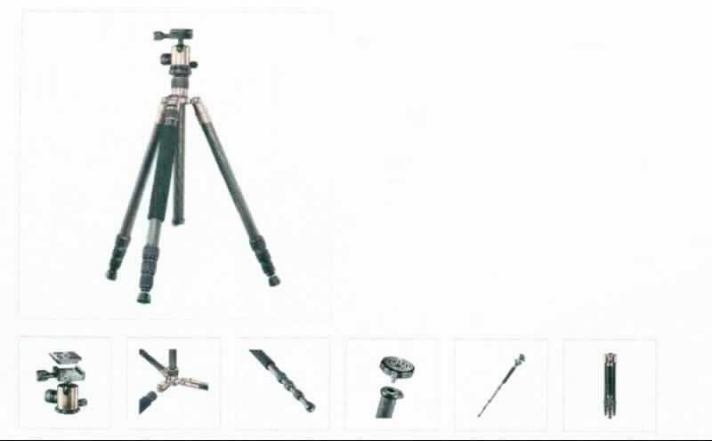 Sog. "Fotostativ Carbon, Art. 18864", im Wesentlichen bestehend aus einem dreibeinigen Ständer aus Carbon mit einer reversiblen Mittelsäule sowie einem Kugelkopf mit Schnellwechselplatte, der mit einer genoppten Auflagefläche aus Weichkunststoff versehen ist. Alle metallischen Teile des Stativs sind mit einer speziellen Titanlegierung überzogen.

Der Stativkugelkopf ist mit drei Drehgelenken ausgestattet, die jeweils mit einer Handschraube fixiert werden können und wird auf der Mittelsäule befestigt. Er ist horizontal um 360° frei drehbar und mit einer Skala zur Anzeige des Drehwinkels versehen. Im Mittelteil ermöglicht eine zusätzliche U-Aussparung einen schnellen Wechsel ins Hochformat. Der Kugelkopf endet in einer sog. Panoramaplatte, die zugleich als Aufnahmevorrichtung für eine Schnellspannplatte dient. Das Stativ baut sich auf drei rohrartigen, viergliedrigen Teleskopbeinen auf, von denen eines mit einer Schaumstoffummantelung und die anderen mit einem Neoprenüberzug als Kälteschutz, versehen sind. Durch die vier Beinsegmente mit Schnellverschlüssen lässt sich das Stativ von ca. 50,0 bis zu einer Höhe von ca. 159,0 cm ausziehen und entsprechend arretieren. An den Beinenden sorgen wahlweise Gummifüße oder Spikes für einen sicheren Stand. Die Beine des Stativs können gedreht und reversibel fixiert werden, ein abnehmbares Bein ermöglicht zudem auch die Nutzung als Einbeinstativ. Die Beinwinkel sind um bis zu 180° verstellbar. Zum Transport werden sie vollständig unterhalb des Stativkopfes zusammengeklappt. Die Schenkel sind an einer Muffe befestigt, durch die die Mittelsäule mittels Drehverschluss zur Fixierung zusätzliche Höhenverstellbarkeit bietet. Unterhalb der Mittelsäule ist ein federnd gelagerter Beschwerungshaken angebracht, an dem Gewichte angehängt werden können, um das Stativ zu stabilisieren. Mittels einer Stativschraube mit 1/4 Zoll und 3/8 Zoll Gewinde kann die Kamera entweder auf eine Schnellwechselplatte am Kopf oder direkt auf dem Stativ montiert werden.  

Das Stativ (mit einem Eigengewicht von bis zu 1,42 kg mit Kugelkopf und einer max. Traglast von ca. 5 kg), ist in einer Transporttasche verpackt und dient als Foto- bzw. Videostativ, z.B. für Systemkameras.

Äußere Form: siehe Abbildung in der Anlage

Die Ware wird als "Zubehör erkennbar hauptsächlich bestimmt für Fotoapparate" eingereiht.