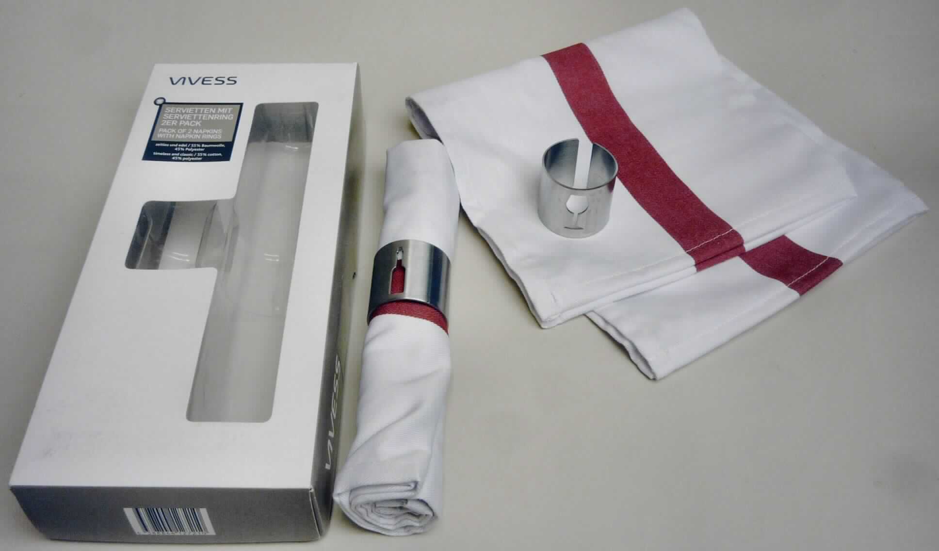 Tischset, sog. Servietten und Ringe, Artikel 163283, 163282, Foto siehe Anlage,
- bestehend aus zwei Servietten und zwei Serviettenringen, 
- als Warenzusammenstellung in einem bedruckten Pappkarton mit Kunststoffeinsatz verpackt, 
  zur Befriedigung eines speziellen Bedarfs zusammengestellt und für den Einzelverkauf aufgemacht,
- Servietten (Tischwäsche): 
-- in rechteckiger Form, in den Abmessungen (L x B):  ca. 42 cm x 40 cm,
-- aus 0,4 mm dicken, buntgewebten Geweben aus laut Antrag 55 % Baumwolle und 45 % Polyester 
   (synthetische Chemiefasern),
-- an den Rändern durch Umschlagen und Festnähen gesäumt (somit konfektioniert),
-- wird üblicherweise regelmäßig gewaschen, somit keine Ware zur Innenausstattung der Position 6304,
-- dient dazu, während des Essens die Kleidung zu bedecken und vor Verunreinigungen zu schützen bzw. 
   den Mund und die Finger nach dem Essen zu säubern,
- Serviettenringe (Haushaltsartikel):
-- aus einem rechteckigen, ringförmig gebogenen Blech, in den Abmessungen (L x B): ca. 11,5 cm x 3,5 cm, 
-- aus laut Antrag Edelstahl, 
-- zwischen den Enden mit einem Spalt von ca. 5 mm, 
-- mit abgerundeten Ecken und ausgestanzten Motiven, 
-- dient dem optisch ansprechenden Bereitstellen der Servietten bei Tisch,
- die Tischwäsche bestimmt im Hinblick auf den Umfang, das äußere Erscheinungsbild und insbesondere 
  auf die Verwendung den Charakter der Warenzusammenstellung.

"Tischwäsche, aus Spinnstoffen, aus Geweben, aus Baumwolle, nicht nach dem Batik-Verfahren handbedruckt"