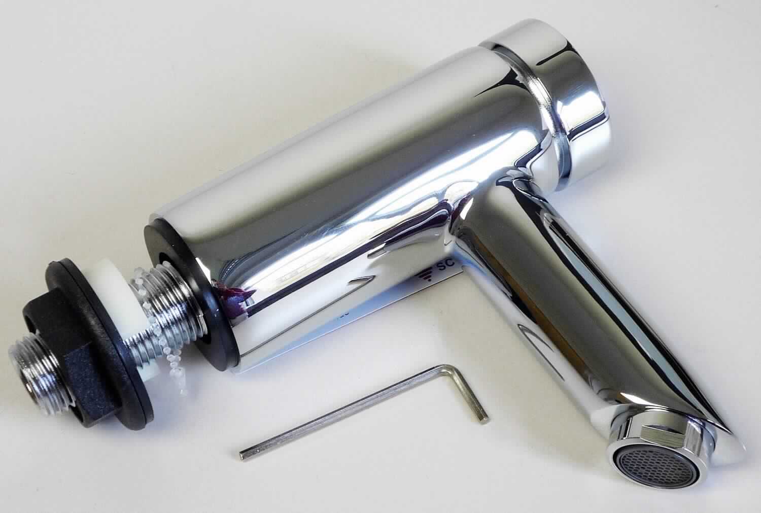 Bei der als "Standard Standventil Art. N78140 4" bezeichneten Ware handelt sich um eine Sanitärarmatur aus verchromtem Messing mit einem oben angebrachten Druckknopf, der bei Betätigung einen temporären Wasserausfluss verursacht. Eine Regelung der Wassertemperatur ist nicht möglich. Die Armatur ist gemeinsam mit einem Montagewerkzeug (Inbusschlüssel) in einem bedruckten Pappkarton verpackt.

Die Ware ist als "Armatur für Rohr- oder Schlauchleitungen, Sanitärarmatur, andere als Mischarmatur, nicht für bestimmte Luftfahrzeuge" einzureihen.