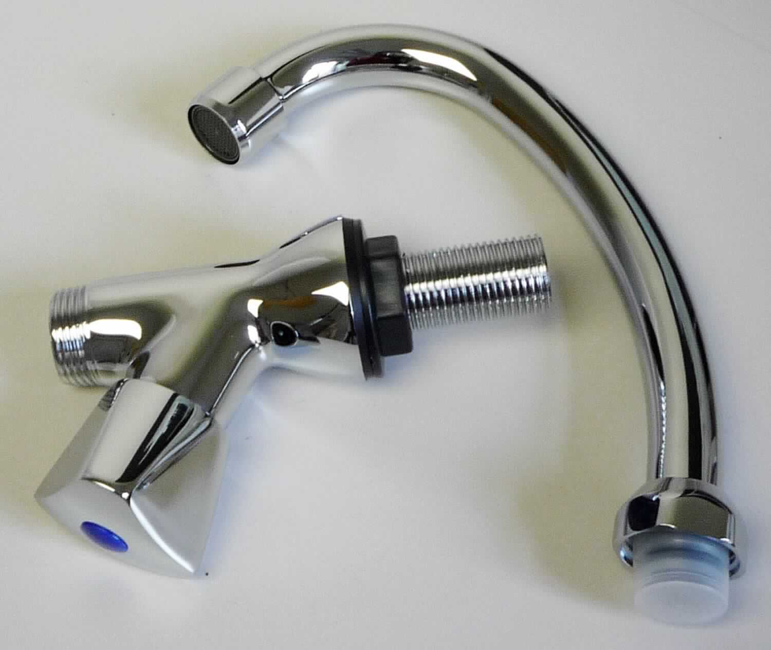 Bei der als "Standard Stand-Schwenkventil" (Art. WN76901 3) bezeichneten Ware handelt sich um eine Sanitärarmatur aus verchromtem Messing mit schwenkbarem Auslauf zur Regelung der Wasserauslaufmenge durch einen drehbaren Griff. Eine Regelung der Wassertemperatur ist nicht möglich.

Die teilweise noch nicht zusammengesetzte Ware ist in einem bedruckten Pappkarton verpackt und wird als "Armatur für Rohr- oder Schlauchleitungen, Sanitärarmatur, andere als Mischarmatur, nicht für bestimmte Luftfahrzeuge" eingereiht.