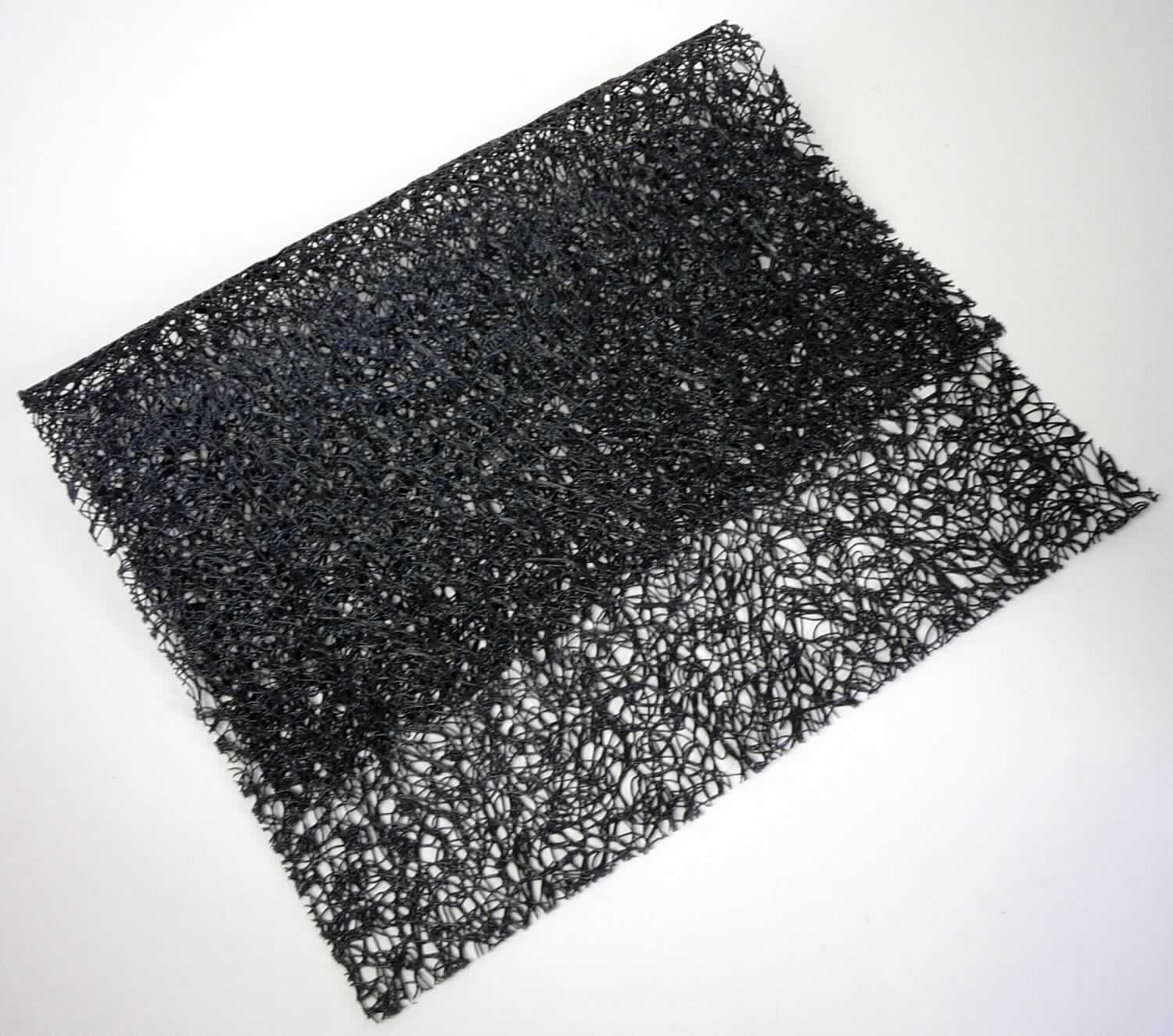 Platzset, sog. Tischset "Paris", Foto siehe Anlage,
- rund zugeschnitten (somit konfektioniert), mit einem Durchmesser von laut Antrag 38 cm,
- aus Vliesstoff aus Spinnstoffen bestehend aus einer Wirrlage aus augenscheinlich thermisch verfestigten,
  synthetischen Monofilen mit einem Durchmesser von ca. 0,6 mm,
- soll als Untersetzer für z. B. Teller bei Tisch verwendet werden; wird insbesondere wegen des Materials 
  üblicherweise nicht gewaschen und kennzeichnet sich aufgrund des Verwendungszwecks und der Ausstattung 
  als Ware zur Innenausstattung, somit keine Tischwäsche der Position 6302.

"Andere Ware zur Innenausstattung (Platzset), aus Spinnstoffen, keine Ware der Position 9404, aus
 Vliesstoffen, aus synthetischen Chemiefasern"