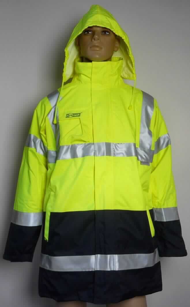Mantel und anorakähnliches Kleidungsstück, sog. Warnschutz-Parka, Art. 23548-Spencer und 23549-Travis, 
Größe S, Fotos siehe Anlage,
- die beiden Kleidungsstücke sind durch Reißverschlüsse miteinander verbunden, aber auch separat tragbar, 
- Mantel:
-- aus unterschiedlichen einfarbigen, ca. 0,3 mm dicken, einseitig (Innenseite) mit Kunststoff (kein Zellkunststoff) 
   überzogenen Geweben der Position 5903,
-- gefüttert,
-- bis zum halben Oberschenkel reichend (Rückenlänge: ca. 87 cm),
-- mit einem Stehkragen mit integrierter Kapuze,
-- vorn mit einer durchgehenden Öffnung mit einem bis in die Kragenspitzen reichenden Reißverschluss und Patte
   mit Druckknopfverschluss von links über rechts (Männerkleidung),
-- mit langen Ärmeln; an den Abschlüssen mit Klettverschlussriegeln zu verengen,
-- mit einer aufgesetzten Brusttasche mit Patte und Klettverschluss und zwei eingesetzten, offenen Taschen 
   unterhalb der Taille,
-- mit ca. 5 cm breiten, reflektierenden Streifen ausgestattet,
-- am unteren Rand durch Umschlagen und Festnähen gesäumt.
 
"Kleidung aus Erzeugnissen der Position 5903, aus Geweben, von der Art der in den Unterpositionen 6201 11 bis 
 6201 19 genannten Waren"