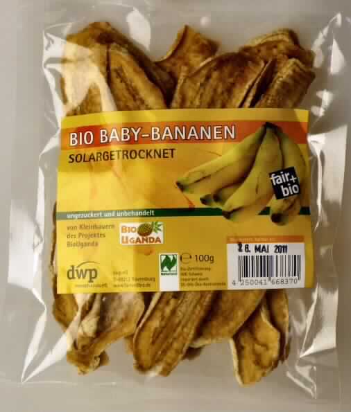 Bananen, getrocknet, ungezuckert

Original-Kunststoffbeutel (100 g), etikettiert, mit der Aufschrift "Bio Baby-Bananen," und weiteren Angaben.
Beige, bis zu 10 cm lange, 2 cm breite und ca. 2 mm dicke Scheiben von getrockneten Bananen; 
Geschmack nach Banane, natursüß.

Bananen, getrocknet