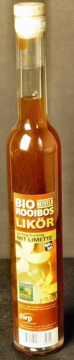 Likör.

Antragsangaben (als zutreffend unterstellt): Bio-Rooiboslikör; Alkoholgehalt: 16 %vol.

Beschaffenheit der vorgelegten Warenprobe: gelbbraune, trübe Flüssigkeit mit Bodensatz aus feinen Feststoffpartikeln; Geschmack: süß, alkoholisch, leicht säuerlich, nach Limette und schwach nach Rooibos; Aufmachung: farblose, etikettierte 0,35 l-Glasflasche, verschlossen mit einem Korkstopfen mit Holzkappe. Etikettaufdruck (auszugsweise): "Bio Rooibos Likör".

Likör, in Behältnissen mit einem Inhalt von 2l oder weniger.