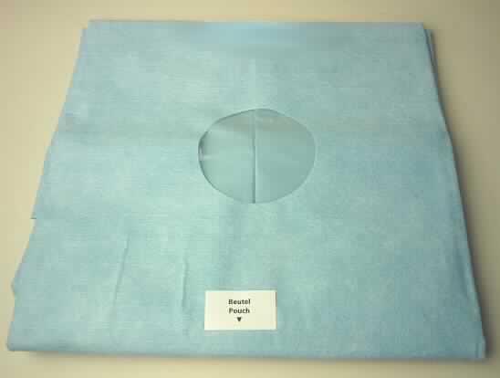 Bei der als "Vliestuch zur Patientenabdeckung" bezeichneten Ware handelt es sich nach dem vorliegenden Warenmuster und den ergänzenden Angaben des Antragstellers um ein einlagiges, etwa 75 x 75, 134 x 108 bzw. 150 x 160 cm großes Flächenerzeugnis aus einem Vlies aus überwiegend Zellstofffasern und synthetischen Chemiefasern (Polyester). Der Zuschnitt ist etwa mittig mit einer runden Ausstanzung versehen (Durchmesser etwa 6,5 cm). Die Ausstanzung ist durch eine etwa 23 x 21 cm große, einseitig selbstklebende Kunststofffolie (sog. Inzisionsfolie) abgedeckt, die auf die Oberseite des Flächenerzeugnisses geklebt ist und deren Klebefläche im Bereich der Ausstanzung auf der Rückseite des Flächenerzeugnisses durch einen etwa 23,7 x 20,0 cm großen Zuschnitt aus silikonisiertem Papier abgedeckt ist. Unterhalb der Ausstanzung ist auf der Oberseite ein Beutel aus klarsichtiger Kunststofffolie (sog. Ablaufbeutel) mit einem Papierbindestreifen als Verschluss aufgeklebt. Die Ware wird während chirurgischen Eingriffen an Augen als Patientenabdeckung verwendet und ist nicht für den Einzelverkauf aufgemacht (Bulkware). 

Derartige aus verschiedenen Stoffen und Bestandteilen bestehende Waren gehören als "Waren für chirurgische, medizinische oder hygienische Zwecke, aus Vliesen aus Zellstofffasern, nicht in Aufmachung für den Einzelverkauf" zur Codenummer 4818 9010 00 des Integrierten Zolltarifs der Europäischen Gemeinschaften (TARIC), da ihr wesentlicher Charakter im Hinblick auf den Umfang und die Verwendung durch das Vlies aus überwiegend  Zellstofffasern bestimmt wird.