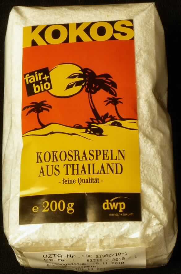Kokosflocken.

Antragsangaben (als zutreffend unterstellt): Bio Kokosraspeln, 200 g. Herstellung: Rückstand der Kokosmilchgewinnung.

Beschaffenheit des vorgelegten Warenmusters: feine, weiße, getrocknete, in Raspel- bzw. Flockenform vorliegende Ware, mäßig nach Kokosnuss schmeckend und riechend. Verpackung: etikettierter Folienbeutel. Warenaufschrift (deutsch, auszugsweise): "Kokosraspeln aus Thailand; feine Qualität; 200 g; ...eignen sich besonders zum Backen. Außerdem bereichern sie jedes exotisch-asiatische Gericht mit ihrem typischen, fein-aromatischen Geschmack."

Der vorliegende Rückstand ist nicht mehr in der Positionen 0801 der KN inbegriffen. Da das Erzeugnis grundsätzlich zur Tierfütterung geeignet ist, wird die Ware durch den Wortlaut der Position 2308 der KN erfasst.

Pflanzliche Stoffe und pflanzliche Abfälle, pflanzliche Rückstände und pflanzliche Nebenerzeugnisse der zur Fütterung verwendeten Art, auch in Form von Pellets, anderweit weder genannt noch inbegriffen, andere.