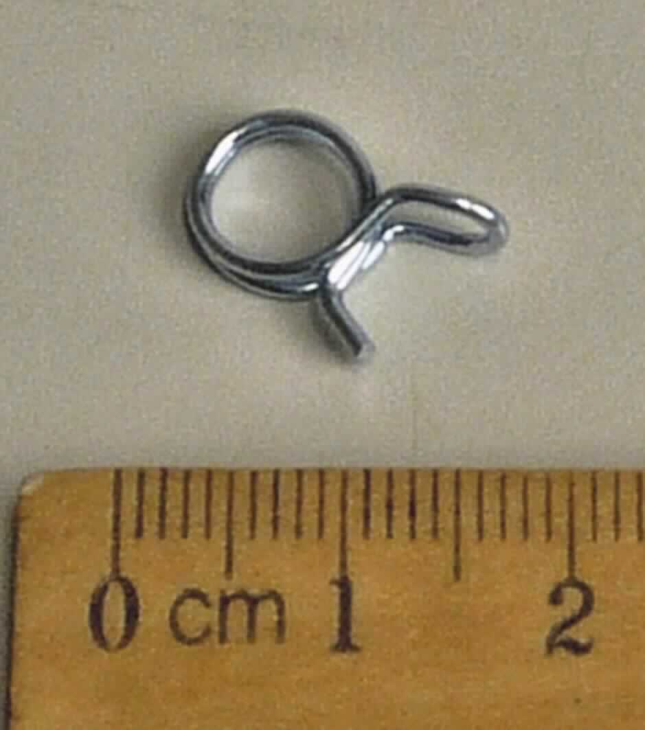 Es handelt sich um verzinkte Stahldrahtabschnitte, die mittig um 180 ° gebogen sind und von der mittigen Biegung aus spiegelbildlich zu beiden Enden hin erst um ca. 360 ° in einem Kreis und dann nach einer Abwinklung geradlinig verlaufen.
Die federnden Waren dienen als Klemmen.
- Antragstellerangaben -
Innendurchmesser: ca. 7 mm.

Abbildung siehe Anlage.

Derartige Erzeugnisse gehören als "andere Federn aus Stahl" zur Codenummer 7320 9090 90 0 des Zolltarifs.