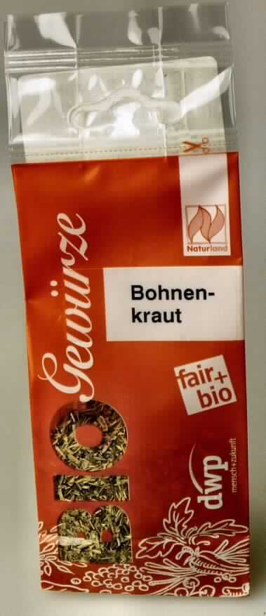 Bohnenkraut, gerebelt

Folienbeutel mit Sichtfenster, der Aufdruck enthält Angaben zum Erzeugnis (Bohnenkraut - Herkunft: Osteuropa) 
und zu den Zutaten (siehe Feld 8), darin grünliche bis bräunliche getrocknete und relativ fein zerkleinerte Pflanzen-
teile (Blätter, Stängel und Blüten) mit Geruch und Geschmack nach Bohnenkraut (Satureja).
Hinweise auf Zusätze ergeben sich nicht.

Gemüse, getrocknet, zerkleinert, jedoch nicht weiter zubereitet, Bohnenkraut