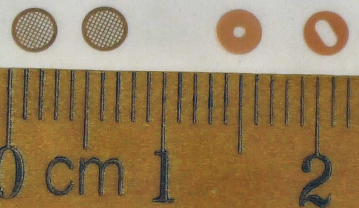 Objektträger für Transmissionselektronenmikroskope (TEM), so genannte TEM-Netzchen, im Wesentlichen bestehend aus einem im Durchmesser 3,05 mm großen Plättchen mit einer nach Ausführung variierenden Dicke von 8 µm bis 30 µm aus Kupfer, Nickel oder Gold mit unterschiedlicher Oberflächenstruktur (äußere Form: siehe Abbildung in der Anlage). Auf das Netzchen wird ein poliertes Material aufgeklebt oder das Netzchen in eine Lösung getaucht. Später wird diese Probe in ein TEM eingeschleust und untersucht. Die Netzchen dienen der Präparation von zu untersuchenden Proben.
Die Ware wird als "Zubehör, erkennbar ausschließlich oder hauptsächlich für Mikroskope der UPos (KN) 9012 1090 bestimmt" eingereiht.