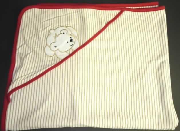 Decke, sog. Baby-Decke geringelt, siehe Foto
- rechteckig; in den Abmessungen: etwa 91 cm x 75 cm,
- aus 0,8 mm dicken, bedruckten Gewirken aus laut Antrag 100 % Baumwolle,
- an den Ecken abgerundet und ringsum mit einem kontrastfarbenen Gewirkestreifen 
  eingefasst,
- an einer Ecke mit einem aufgenähten, dreieckigen Zuschnitt versehen (konfektioniert),
  der einem Kleinkind als Kapuze dienen soll; mit einer Applikationsstickerei verziert,
- ohne elektrische Heizvorrichtung,
- nicht gepolstert (somit keine Bettausstattung der Position 9404),
- insbesondere aufgrund des Materials keine Wäsche zur Körperpflege der Position 6302,
- kennzeichnet sich nach Ausstattung und Verwendungszweck als Decke und wird 
  insbesondere aufgrund der fehlenden Verschlussmöglichkeit auch nicht als Kleidung für 
  Kleinkinder von der Position 6111 erfasst.