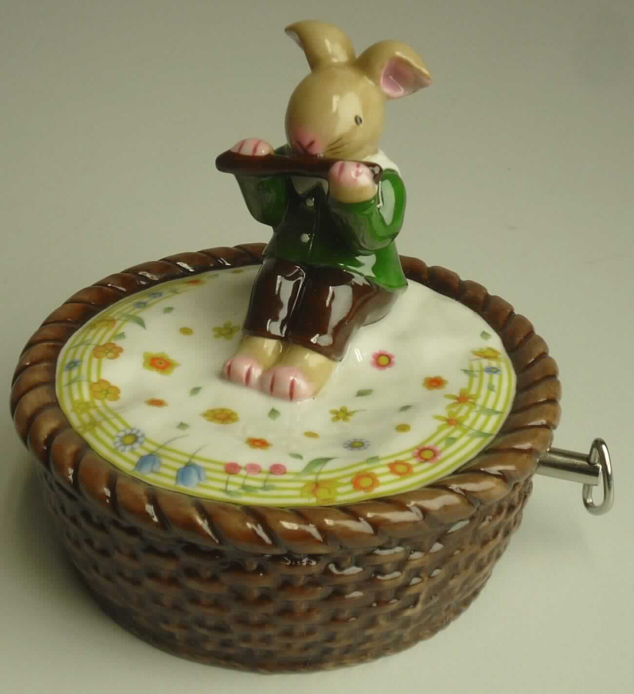 Keramischer Ziergegenstand, sog. Spieluhr aus Porzellan "Körbchen Flötenspieler", Art.-Nr. 14-8606-5499, 
Abbildung siehe Anlage, 
aus verschiedenen Bestandteilen zusammengesetzte Ware, bestehend aus, 
- einer Spieldose in Form einer Flöte spielenden, auf einem Korb sitzenden Hasenfigur,  
- - bunt bemalt und glasiert, 
- - mit einem Durchmesser des Korbes von ca. 10,3 cm und einer Gesamthöhe von ca. 9,4 cm, 
- - keramisches Erzeugnis, nach der Formgebung gebrannt, tonmineralhaltiges Material enthaltend, 
- - aus Porzellan (lt. Antrag), 
- einer mechanischen Spieluhr, die von unten in das Innere des Korbes eingearbeitet ist, 
- - nach dem Aufziehen ertönt die Melodie "twinkle, twinkle, little star", 
- die Spieldose aus Porzellan bestimmt im Hinblick auf die Verwendung als Ziergegenstand gegenüber der Spieluhr 
  den Charakter der zusammengesetzten Ware, 
- keine Einreihung als Festartikel zu Ostern in die Poition 9505, aufgrund der neutralen Gestaltung sowie des 
  fehlenden österlichen Bezuges.

"Keramischer Ziergegenstand, aus Porzellan"
