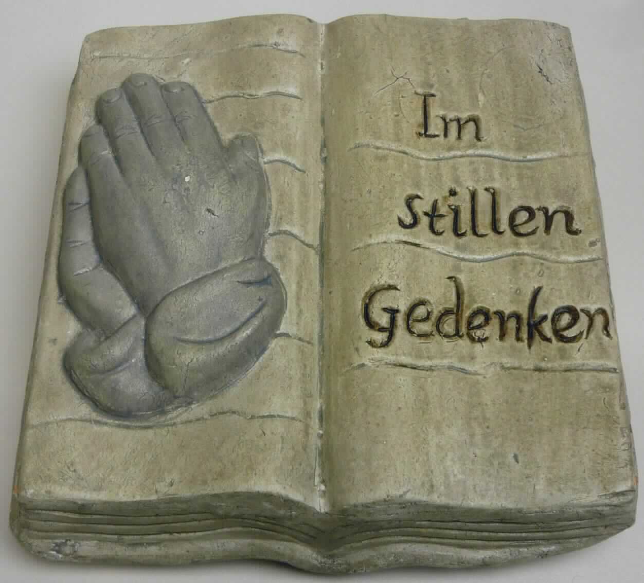 Keramischer Ziergegenstand, sog. Grabbuch klein, Art.-Nr. 160000, Abbildung siehe 
Anlage, 
- unglasierte, beige-braunfarbene, innen hohle Nachbildung eines aufgeschlagenen 
  Buches, 
- mit erhaben gestalteten, gefalteten Händen auf der linken Seite des Buches und der 
  Inschrift "Im stillen Gedenken" auf der rechten Seite des Buches, 
- oben, rückseitig mit zwei eingearbeiteten Drähten aus unedlem Metall, zum Aufstellen  
  des Buches, 
- mit den Abmessungen von ca. 16,5 (B) x 17 (H) x 5,5 (T) cm, 
- keramisches Erzeugnis, nach der Formgebung gebrannt, tonmineralhaltiges Material 
  enthaltend,
- aus gewöhnlichem Ton (laut Antrag), 
- keine Hinweise auf Handarbeit.

"Keramischer Ziergegenstand, aus gewöhnlichem Ton, nicht handgearbeitet"