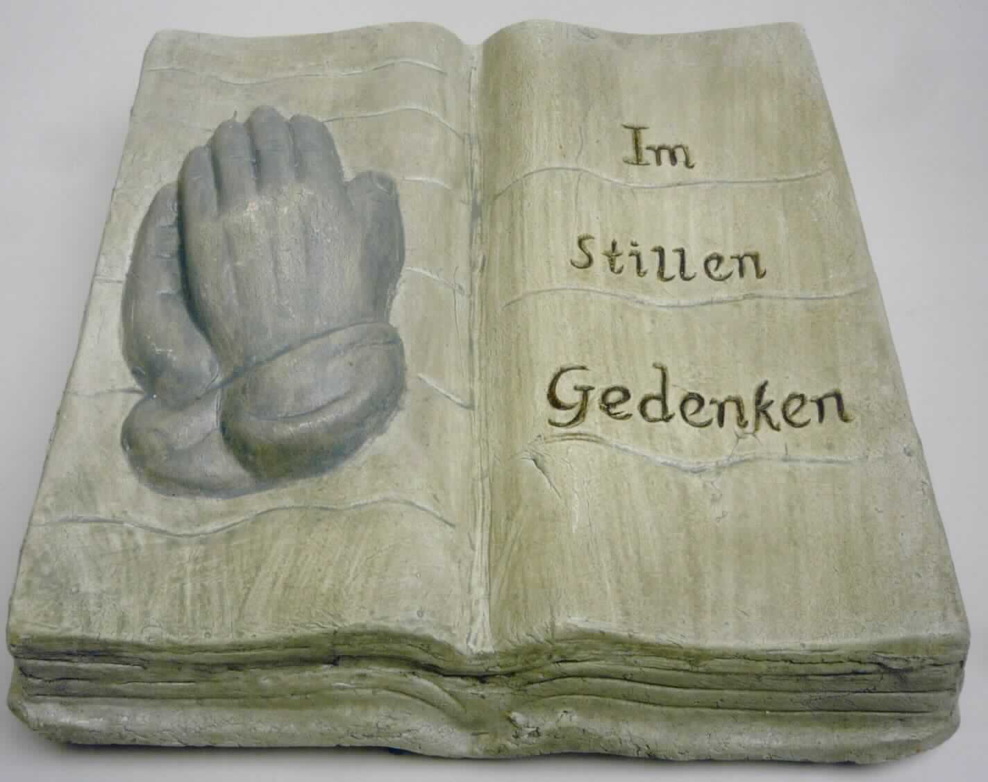 Keramischer Ziergegenstand, sog. Grabbuch groß, Art.-Nr. 160001, Abbildung siehe 
Anlage, 
- unglasierte, beige-braunfarbene, innen hohle Nachbildung eines aufgeschlagenen 
  Buches, 
- mit erhaben gestalteten, gefalteten Händen auf der linken Seite des Buches und der 
  Inschrift "Im stillen Gedenken" auf der rechten Seite des Buches, 
- oben, rückseitig mit zwei eingearbeiteten Drähten aus unedlem Metall, zum Aufstellen  
  des Buches, 
- mit den Abmessungen von ca. 26 (B) x 26 (H) x 8,5 (T) cm, 
- keramisches Erzeugnis, nach der Formgebung gebrannt, tonmineralhaltiges Material 
  enthaltend,
- aus gewöhnlichem Ton (laut Antrag), 
- keine Hinweise auf Handarbeit.

"Keramischer Ziergegenstand, aus gewöhnlichem Ton, nicht handgearbeitet"