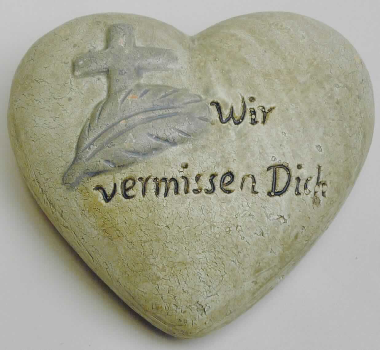 Keramischer Ziergegenstand, sog. Grabherz klein, Art.-Nr. 159974, Abbildung siehe 
Anlage, 
- unglasiertes, beige-braunfarbenes, innen hohles, stilisiertes Herz, 
- auf der Oberseite mit der Inschrift "Wir vermissen Dich", 
- mit den Abmessungen von ca. 9,4 (B) x 8,3 (H) x 4,2 (T) cm, 
- keramisches Erzeugnis, nach der Formgebung gebrannt, tonmineralhaltiges Material 
  enthaltend,
- aus gewöhnlichem Ton (laut Antrag), 
- keine Hinweise auf Handarbeit.

"Keramischer Ziergegenstand, aus gewöhnlichem Ton, nicht handgearbeitet"