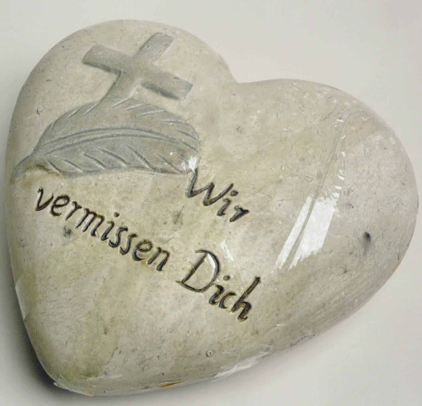 Keramischer Ziergegenstand, sog. Grabherz groß, Art.-Nr. 160015, Abbildung siehe 
Anlage, 
- unglasiertes, beige-braunfarbenes, innen hohles Herz, 
- auf der Oberseite mit der Inschrift "Wir vermissen Dich", 
- mit den Abmessungen von ca. 19 (B) x 18,5 (H) x 7 (T) cm, 
- keramisches Erzeugnis, nach der Formgebung gebrannt, tonmineralhaltiges Material 
  enthaltend,
- aus gewöhnlichem Ton (laut Antrag), 
- keine Hinweise auf Handarbeit.

"Keramischer Ziergegenstand, aus gewöhnlichem Ton, nicht handgearbeitet"