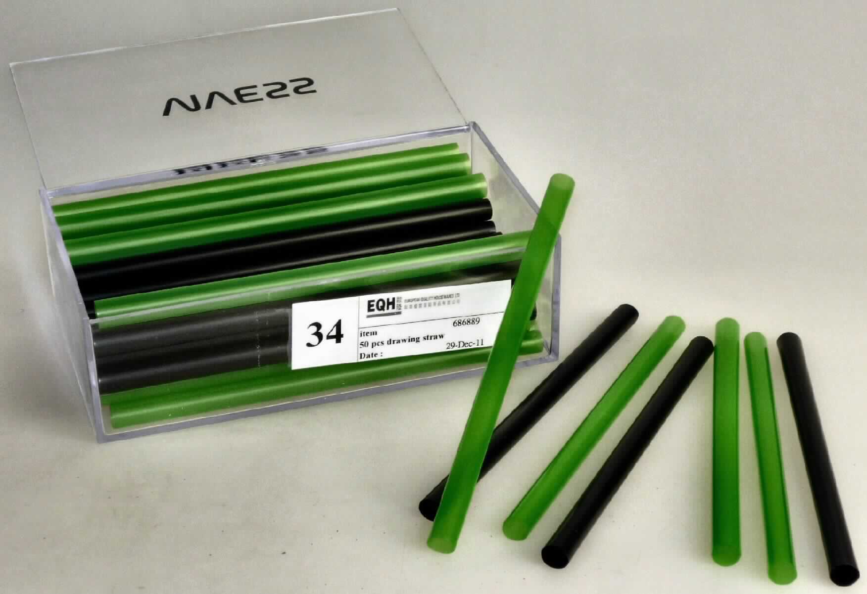 Angaben des Antragstellers:
Strohhalm 12,5 cm in Acrylbox
Material: Verpackung: Acryl, Strohhalme: Polypropylen

Untersuchungsergebnis an einem Warenmuster:
Diverse grüne und schwarze, nahtlose, nicht weiter bearbeitete Trinkhalme aus Kunststoff (Länge: ca. 12,5 cm).
Die Halme befinden sich in einer farblosen, transparenten Hartkunststoffbox.

Befund:
Es liegen nicht biegsame Rohre aus Polypropylen im Sinne der Position 3917 vor.