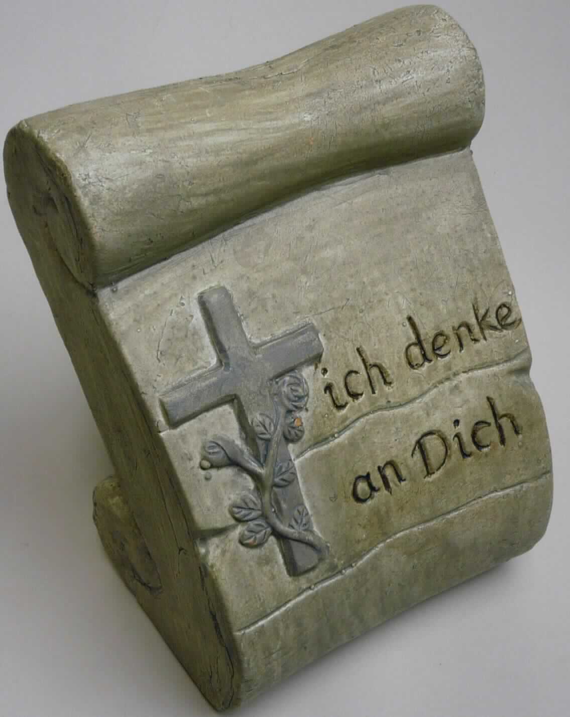 Keramischer Ziergegenstand, sog. Papierrolle mit Schrift, Art.-Nr. 160011, Abbildung 
siehe Anlage, 
- unglasierte, beige-braunfarbene, innen hohle Nachbildung einer Schriftrolle, 
- auf der Oberseite mit einem erhaben gestalteten Kreuz und der Inschrift "Ich denke 
  an Dich", 
- mit den Abmessungen von ca. 12 (B) x 16 (H) x 10 (T) cm, 
- keramisches Erzeugnis, nach der Formgebung gebrannt, tonmineralhaltiges Material 
  enthaltend,
- aus gewöhnlichem Ton (laut Antrag), 
- keine Hinweise auf Handarbeit.

"Keramischer Ziergegenstand, aus gewöhnlichem Ton, nicht handgearbeitet"
