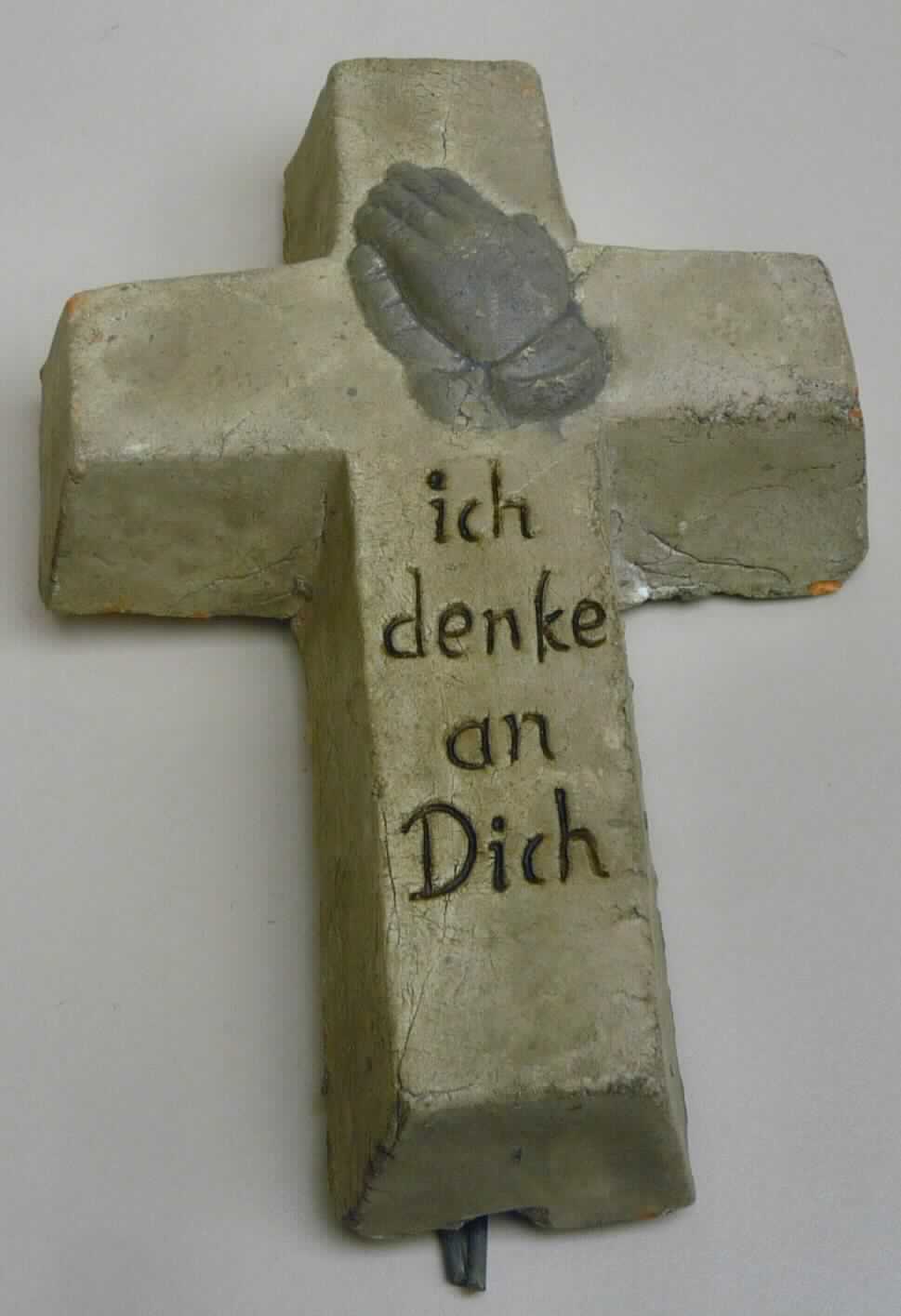 Keramischer Ziergegenstand, sog. Grabkreuz klein, Art.-Nr. 160005, Abbildung siehe 
Anlage, 
- unglasiertes, beige-braunfarbenes, massives Kreuz, 
- auf der Oberseite mit erhaben gestalteten, gefalteten Händen und der Inschrift "Ich 
  denke an Dich", 
- oben, rückseitig mit zwei eingearbeiteten Drähten aus unedlem Metall, zum Auf- 
  stellen des Kreuzes, 
- mit den Abmessungen von ca. 11,5 (B) x 16,5 (H) x 4 (T) cm, 
- keramisches Erzeugnis, nach der Formgebung gebrannt, tonmineralhaltiges Material 
  enthaltend,
- aus gewöhnlichem Ton (laut Antrag), 
- keine Hinweise auf Handarbeit.

"Keramischer Ziergegenstand, aus gewöhnlichem Ton, nicht handgearbeitet"