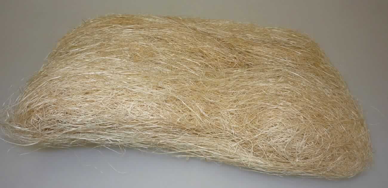 Sisalfasern, sog. Sisal-Gras, Art. 10203709, Foto siehe Anlage,
- mit ca. 50 g je Verpackungseinheit in einem Polybeutel verpackt,
- in Form von textil aufgeschlossenen Fasern aus laut Antrag 100 % Sisal,
- augenscheinlich bearbeitet,
- nicht versponnen.

"Andere pflanzliche Spinnstoffe (Sisalfasern), anderweit weder genannt noch inbegriffen, bearbeitet, nicht 
 versponnen"