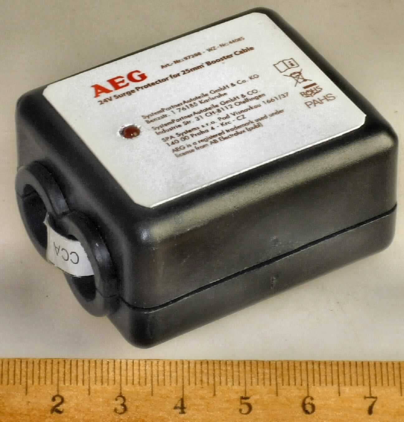 Start Protect,
- bestehend aus einem Varistor mit zwei Anschlüssen, einer Kontroll-LED, einem Widerstand und einer weiteren Diode, in einem Kunststoffgehäuse mit zwei Durchführungen (für Starthilfekabel), 
- für eine Spannung von 12 bzw. 24 V und einer Stromstärke von über 125 A,
- mit unterschiedlichem Durchmesser der Durchführungen (für Kabel mit einem Durchmesser von 8-16 mm, 10-12 mm oder 12-14 mm), 
- als Überspannungsschutz (zum Nachrüsten von Starthilfekabeln). 

Die Ware ist als "elektrisches Gerät zum Schützen von elektrischen Stromkreisen, für eine Spannung von weniger als 1000 V, keine Sicherung, kein Leistungsschalter, für eine Stromstärke von über 125 A, nicht für bestimmte Luftfahrzeuge" einzureihen.

Anlage: 1 Abbildung