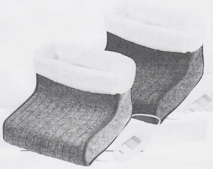 Fußwärmer, sog. FW 5645, Artikel 520676, Foto siehe Anlage,
- in einem bedruckten Pappkarton verpackt,
- in der Form eines übergroßen "Schuhs" gearbeitet,
- in den Abmessungen: ca. 30 cm x 30 cm x 21 cm,
- zweilagig gearbeitet; mit einer Innen- und Außenlage aus Nadelfilzen aus Spinnstoffen, teilweise miteinander 
  versteppt; mit Randeinfassungen aus Gewirken aus Spinnstoffen,
- mit einem herausnehmbaren Einsatz aus einfarbigen Plüschgewirken aus Spinnstoffen; im Bodenteil zusätzlich 
  mit einer herausnehmbaren, ca. 3 cm dicken Polsterungslage aus Schaumkunststoff ausgestattet,
- mit einem integrierten, elektrischen Heizeinsatz mit 230-Volt Netzteil und einem Dreistufen-Schalter zum 
  Einstellen unterschiedlicher Heizstufen,
- durch Zusammenfügen konfektioniert,
- im Hinblick auf die Verwendung und die Gesamterscheinung bestimmen die Nadelfilze den Charakter der Ware.

"Andere konfektionierte Ware (Fußwärmer), aus Spinnstoffen, aus Filz"