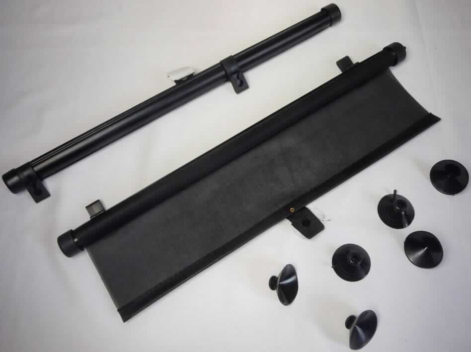 Sonnenrollo, Art. 37.419, Foto siehe Anlage,
- laut Antrag mit einer Breite von 45 cm und bis 50 cm ausziehbar,
- aus einem ca. 0,3 mm dicken, einfarbigen Kettengewirke aus laut Antrag 100 % Nylon (synthetische 
  Chemiefasern),
- auf einer Aufrollvorrichtung aus unedlem Metall befestigt, die sich in einer Schiene aus unedlem Metall befindet,
- am unteren Rand mit einer Stange aus unedlem Metall beschwert und mit einem Klettverschluss sowie einem
  Saugnapf aus Kunststoff versehen,
- durch Zusammenfügen konfektioniert,
- zur Befestigung an einer Autoscheibe mit zwei Saugnäpfen aus Kunststoff ausgestattet,
- keine Einreihung als Zubehör für Pkw in die Position 8708, da die Ware als Innenrollo in der Position 6303
  genauer bezeichnet ist,
- im Hinblick auf die Verwendung der Ware als Innenrollo (Sonnenschutz) ist das Gewirke charakterbestimmend.

"Innenrollo aus Spinnstoffen, aus Gewirke, aus synthetischen Chemiefasern"