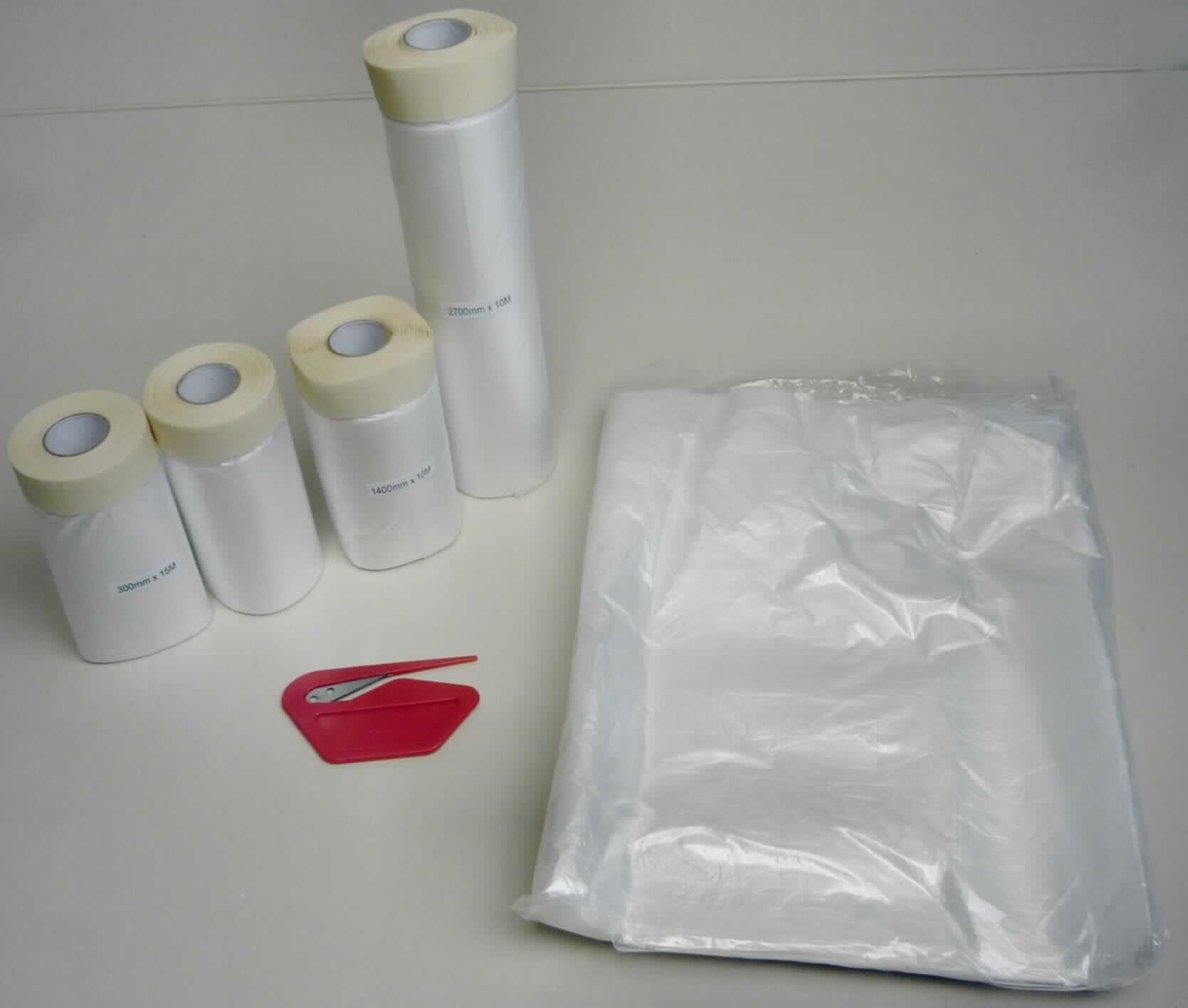 Angaben des Antragstellers:
Abdeck- und Abklebe-Set 6-teilig, bestehend aus:
- Abdeckfolie, 4 x 5 m HDPE 7,5 µm +/- 5 %, 130 g +/- 5 %
- Abdeckfolie mit Klebeband-Kante, 30 cm x 15 m, HDPE 8,5 µm +/- 5 %, 72 g +/- 5 %
- Abdeckfolie mit Klebeband-Kante, 140 cm x 10 m, HDPE 8,5 µm +/- 5 %, 115 g +/- 5 %
- Abdeckfolie mit Klebeband-Kante, 55 cm x 15 m, HDPE 8,5 µm +/- 5 %, 88 g +/- 5 %
- Abdeckfolie mit Klebeband-Kante, 270 cm x 10m, HDPE 8,5 µm +/- 5 %, 220 g +/- 5 %
- Folienschnelder, ABS, Klinge aus rostfreiem Stahl, 6,5 g +/- 5 %
verpackt in einen Beutel mit Pappreiter

Untersuchungsergebnis an einem Warenmuster:
Warenzusammenstellung aus vier trüben, transparenten, zusammengefalteten und auf eine Pappspule aufgerollte Kunststofffolien, die an einem Rand mit einem ca. 1,7 cm breiten Papierklebestreifen (Malerkrepp) versehen sind, einer trüben, transparenten, gefalteten Kunststofffolie und einem roten Folienschneider aus Kunststoff mit Metallklinge. Die Folien und der Schneider befinden sich in Aufmachung für den Einzelverkauf in einem farblosen Kunststofffolienbeutel mit bunt bedrucktem Pappanhänger.

Befund:
Es liegt eine Warenzusammenstellung aus Kunststofffolien aus Polyethylen mit einem selbstklebenden Kunststoffstreifen, einer Kunststofffolie und einem Schneider vor. Der Charakter der Ware wird aufgrund des Umfangs und der Verwendung durch die Kunststofffolien bestimmt.