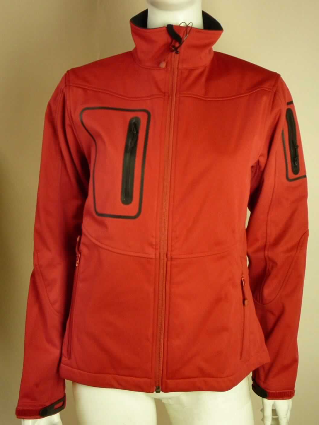 Blouson, sog. Jacke Style 520F, Größe M, Foto siehe Anlage, 
- aus ca. 1 mm dicken, dreilagigen, durch Kleben miteinander verbundenen Flächenerzeugnissen mit einer 
  Außen- und einer Innenlage aus einfarbigen Gewirken und einer Zwischenlage aus Kunststofffolie (kein 
  Zellkunststoff), die im Querschnitt mit dem bloßen Auge nicht wahrnehmbar ist (keine Meterware der Position 
  5903), im Bereich der Achseln aus ca. 0,9 mm dicken, strukturiert gewirkten Gewirken; alle Flächenerzeugnisse 
  aus lt. Antrag 100 % Polyester (synthetische Chemiefasern),
- teilweise leicht gefüttert,
- über die Taille reichend (Rückenlänge: ca. 63 cm), hinten abgerundet und vorn ca. 4 cm kürzer gearbeitet, 
- mit einem Stehkragen,
- vorn mit einer durchgehenden Öffnung mit einem bis in die Kragenspitzen reichenden Reißverschluss, am 
  Kragenrand mit einer kurzen Überlappung von links über rechts (Männerkleidung),
- mit langen Ärmeln, die über den unteren Rand des Kleidungsstücks hinausreichen, an den Ärmelenden mit 
  Klettverschlussriegeln zu verengen; auf dem linken Ärmel mit einer eingesetzten Tasche mit Reißverschluss, 
- mit einer eingesetzten Tasche mit Reißverschluss im Brustbereich und mit zwei eingesetzten Taschen mit 
  Reißverschluss unterhalb der Taille,
- am unteren Rand mit einem Tunnelzug zu verengen, 
- erfüllt die Merkmale zur Einreihung als Blouson, somit keine Jacke der Position 6103.

"Blouson, aus Gewirken, für Männer, aus Chemiefasern"
